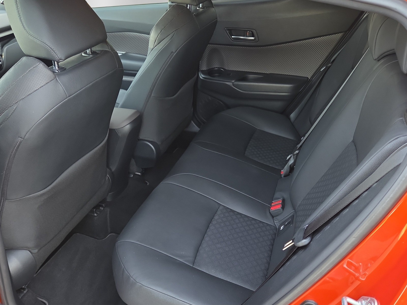 TOYOTA C-HR 2.0 HSD CVT Launch Edition-image-9