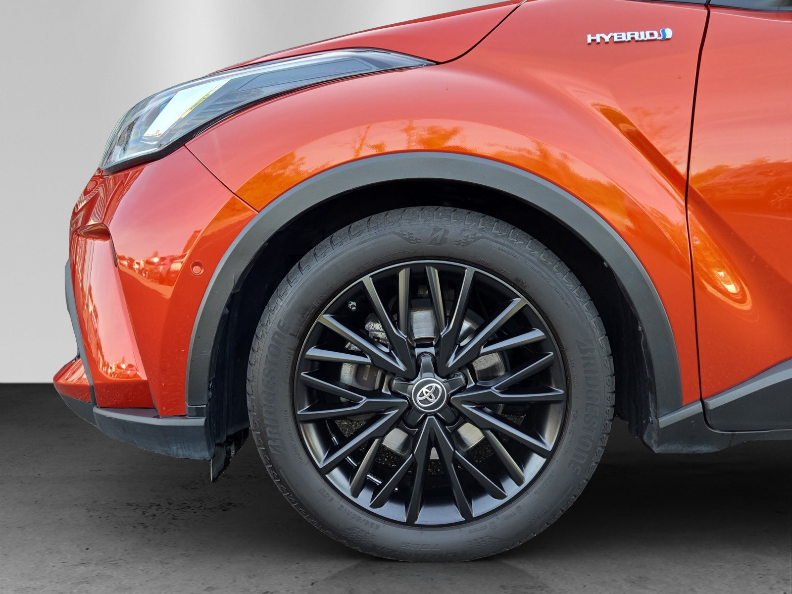 TOYOTA C-HR 2.0 HSD CVT Launch Edition-image-8