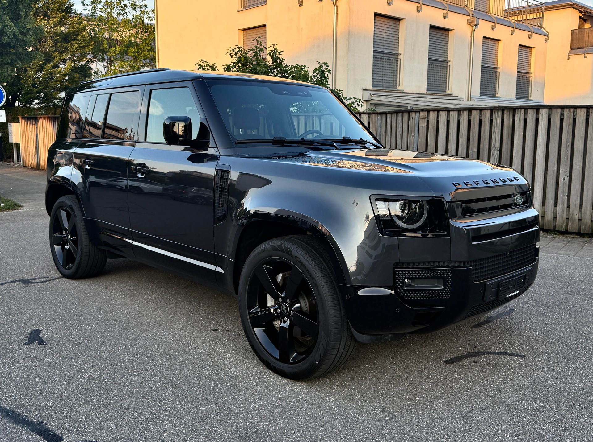 LAND ROVER DEFENDER 110 3.0 D I6 300 X-DYNAMIC HSE AWD AT8**STANDHEIZUNG*EL. AHK (3500 KG)*5 JAHRE/150000 HERSTELLERGARANTIE*