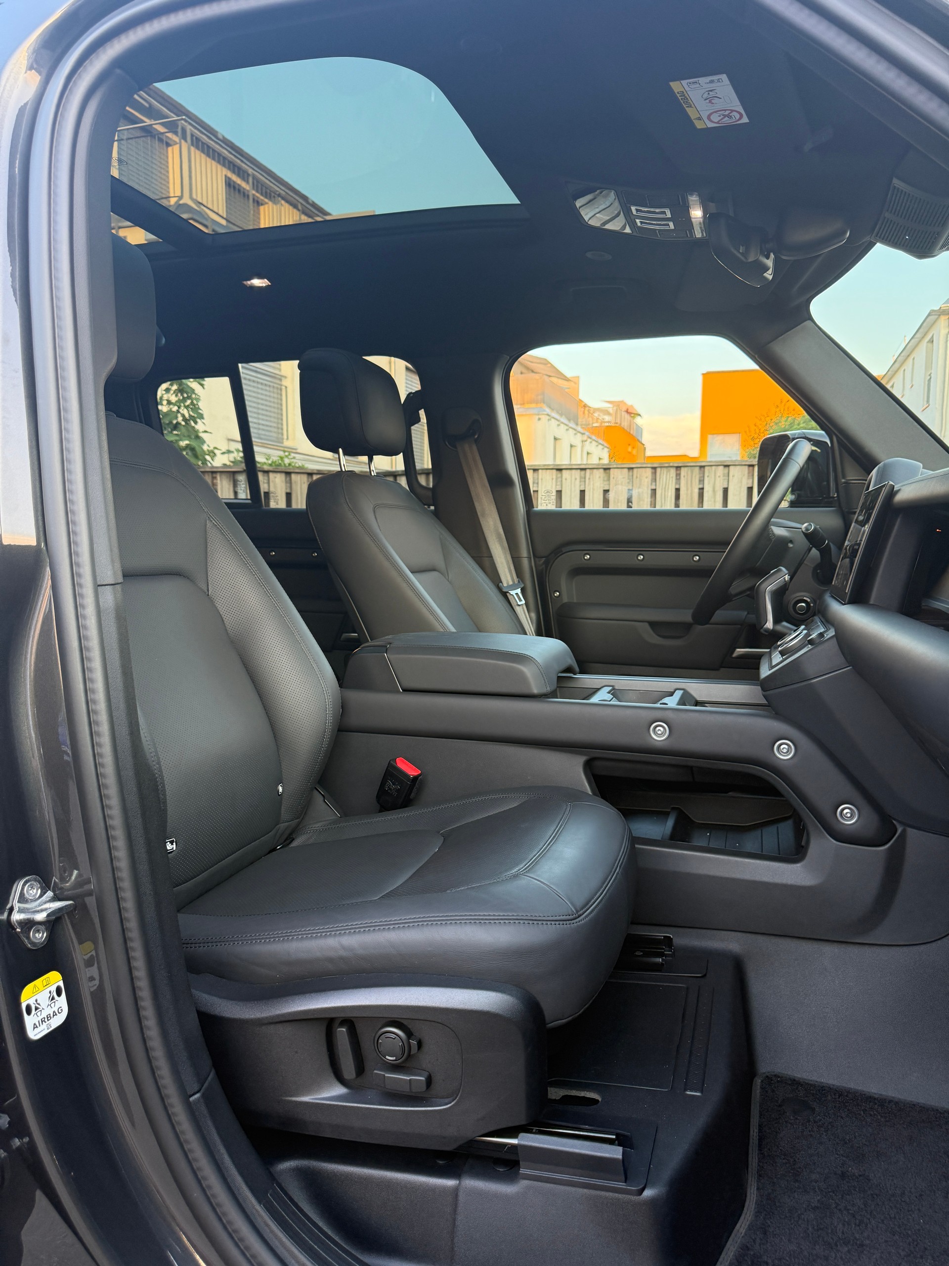 LAND ROVER DEFENDER 110 3.0 D I6 300 X-DYNAMIC HSE AWD AT8**STANDHEIZUNG*EL. AHK (3500 KG)*5 JAHRE/150000 HERSTELLERGARANTIE*-image-15