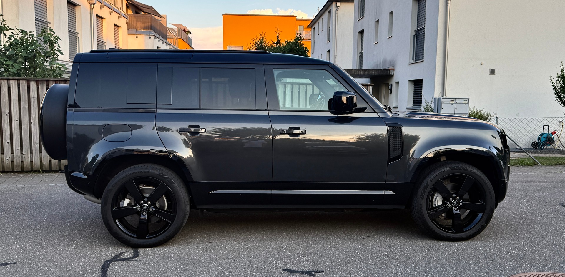 LAND ROVER DEFENDER 110 3.0 D I6 300 X-DYNAMIC HSE AWD AT8**STANDHEIZUNG*EL. AHK (3500 KG)*5 JAHRE/150000 HERSTELLERGARANTIE*-image-8