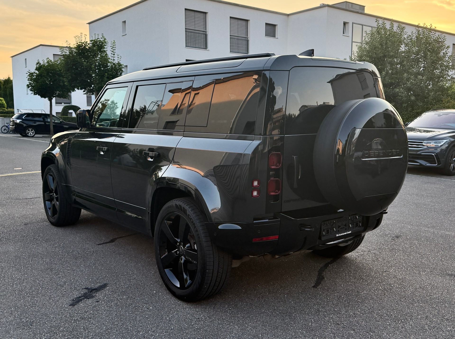 LAND ROVER DEFENDER 110 3.0 D I6 300 X-DYNAMIC HSE AWD AT8**STANDHEIZUNG*EL. AHK (3500 KG)*5 JAHRE/150000 HERSTELLERGARANTIE*-showroom-element-3