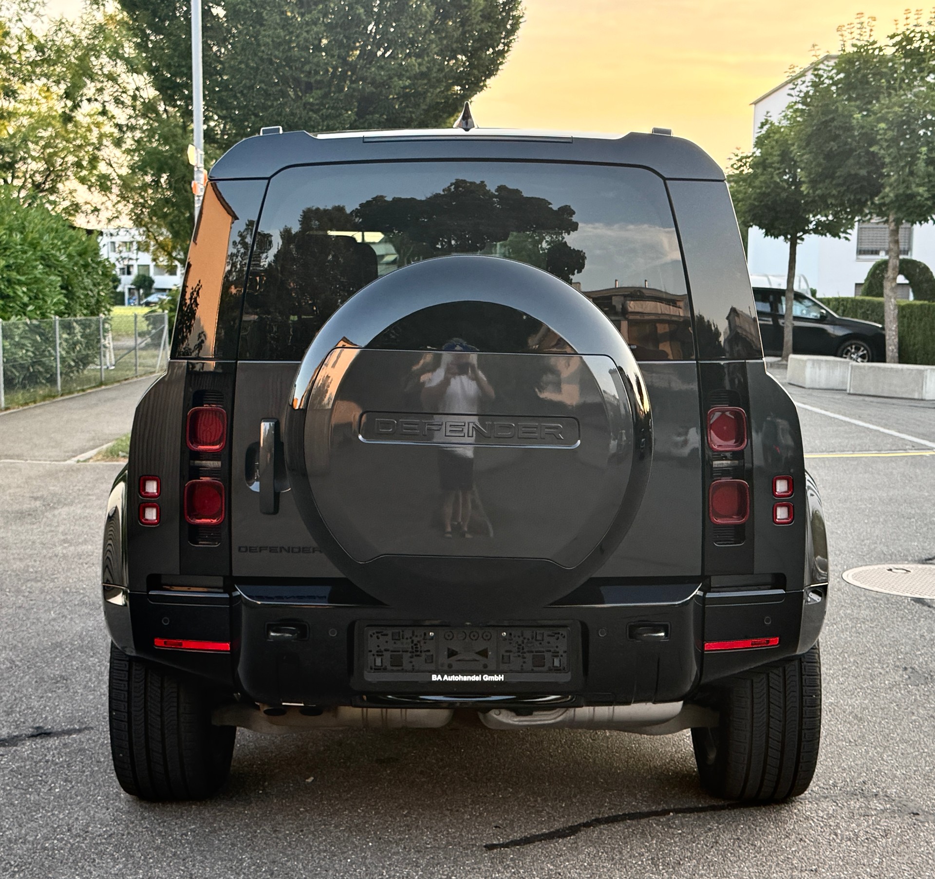 LAND ROVER DEFENDER 110 3.0 D I6 300 X-DYNAMIC HSE AWD AT8**STANDHEIZUNG*EL. AHK (3500 KG)*5 JAHRE/150000 HERSTELLERGARANTIE*-image-4