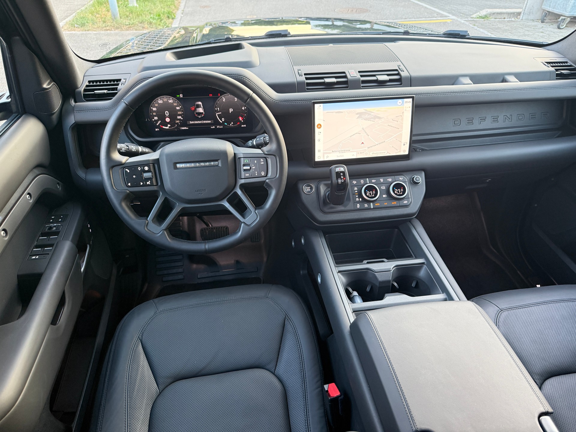 LAND ROVER DEFENDER 110 3.0 D I6 300 X-DYNAMIC HSE AWD AT8**STANDHEIZUNG*EL. AHK (3500 KG)*5 JAHRE/150000 HERSTELLERGARANTIE*-image-9