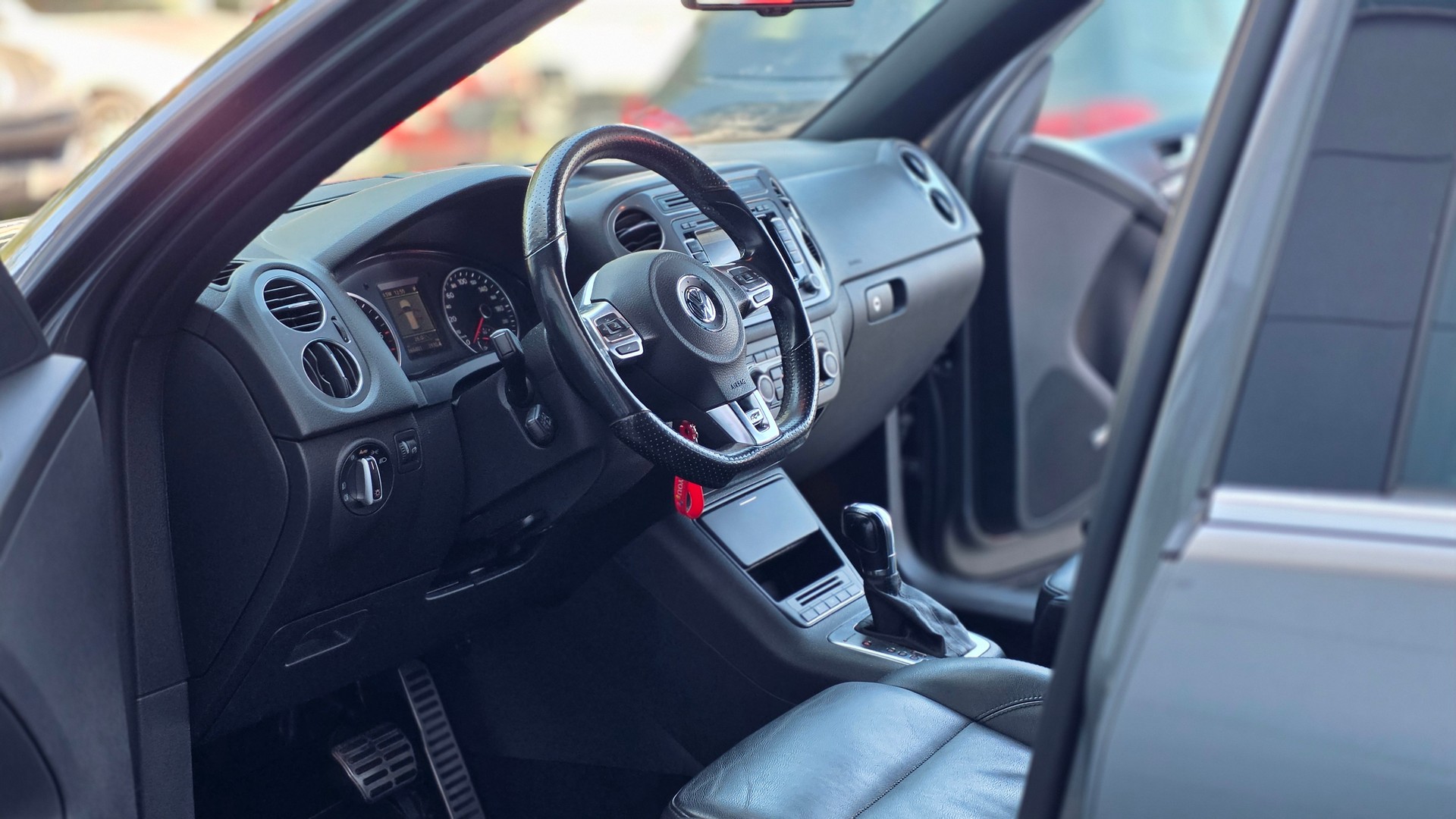 VW Tiguan 2.0 TDI BlueMotion R-Line 4Motion DSG-image-5