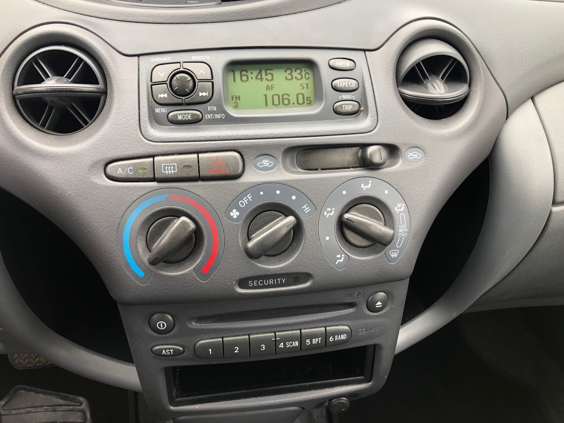 TOYOTA Yaris 1.3 Linea Sol-image-13