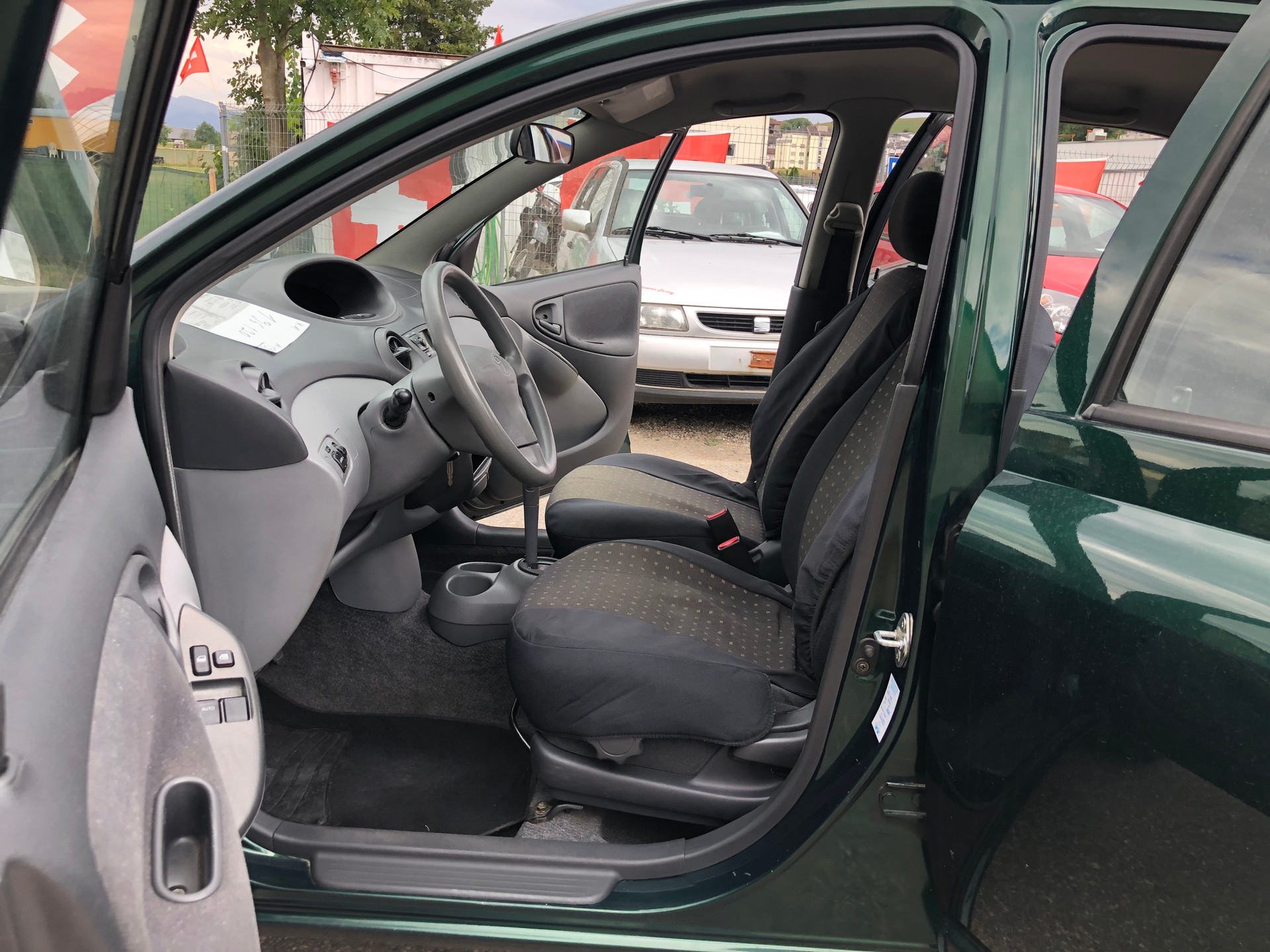 TOYOTA Yaris 1.3 Linea Sol-image-6
