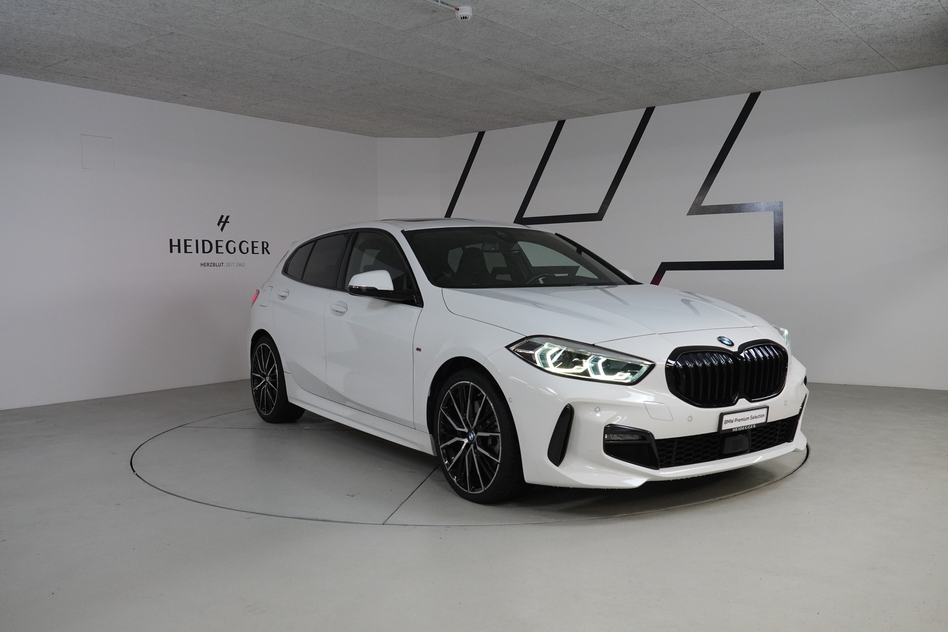 BMW 120d xDrive Steptronic Pure M Sport-showroom-element-2