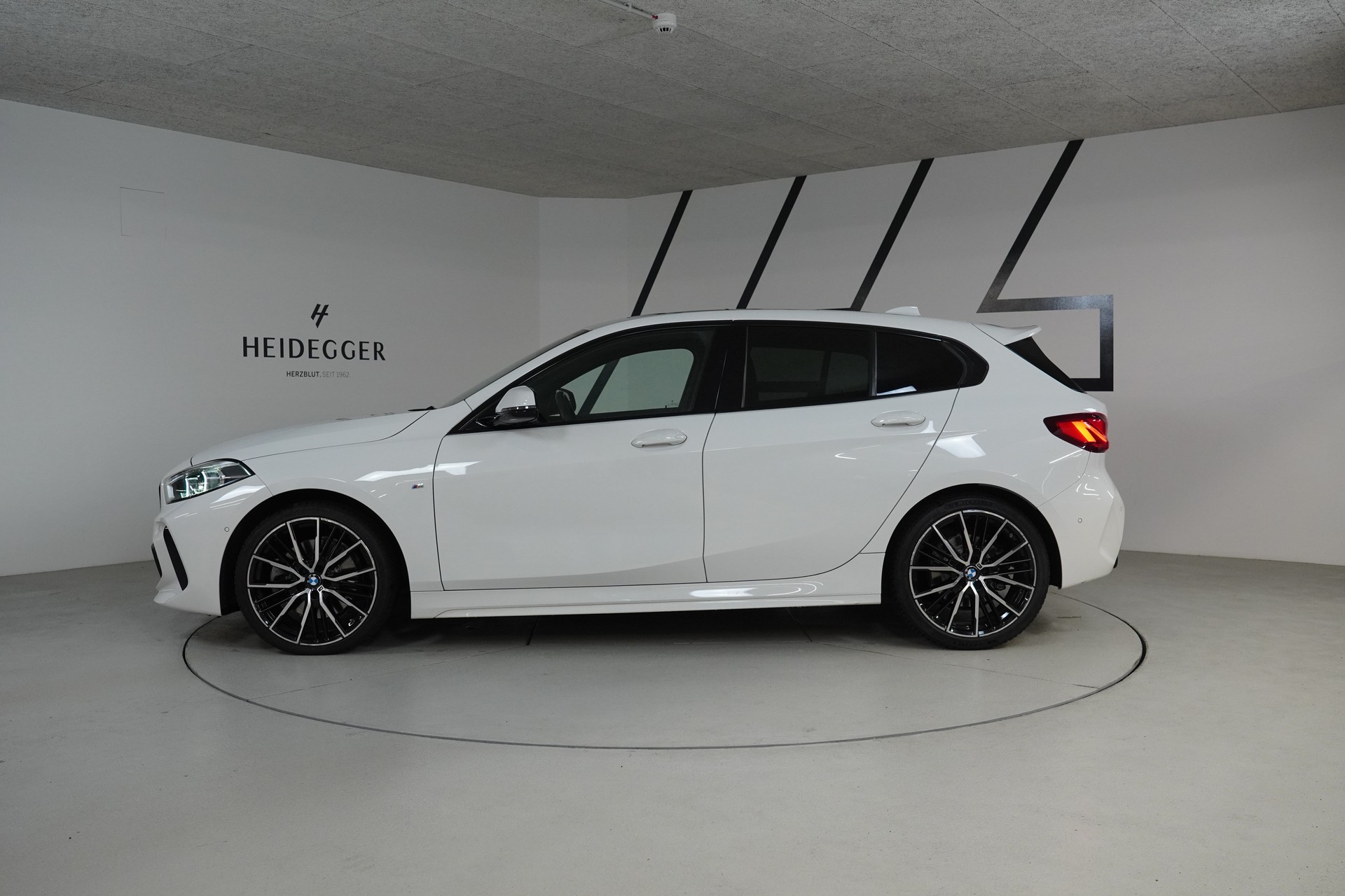 BMW 120d xDrive Steptronic Pure M Sport-showroom-element-3