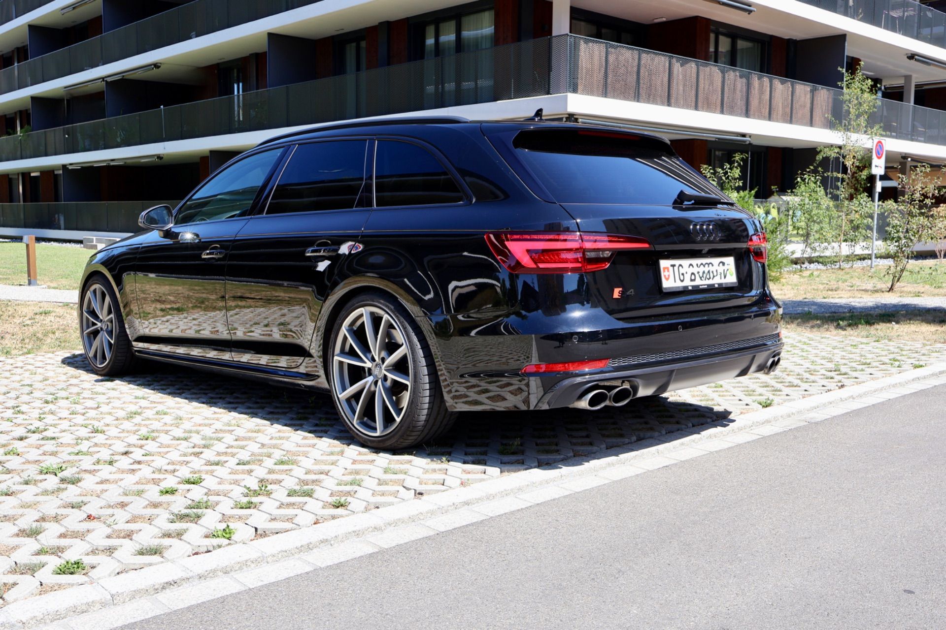 AUDI S4 3.0 TFSI quattro-showroom-element-2