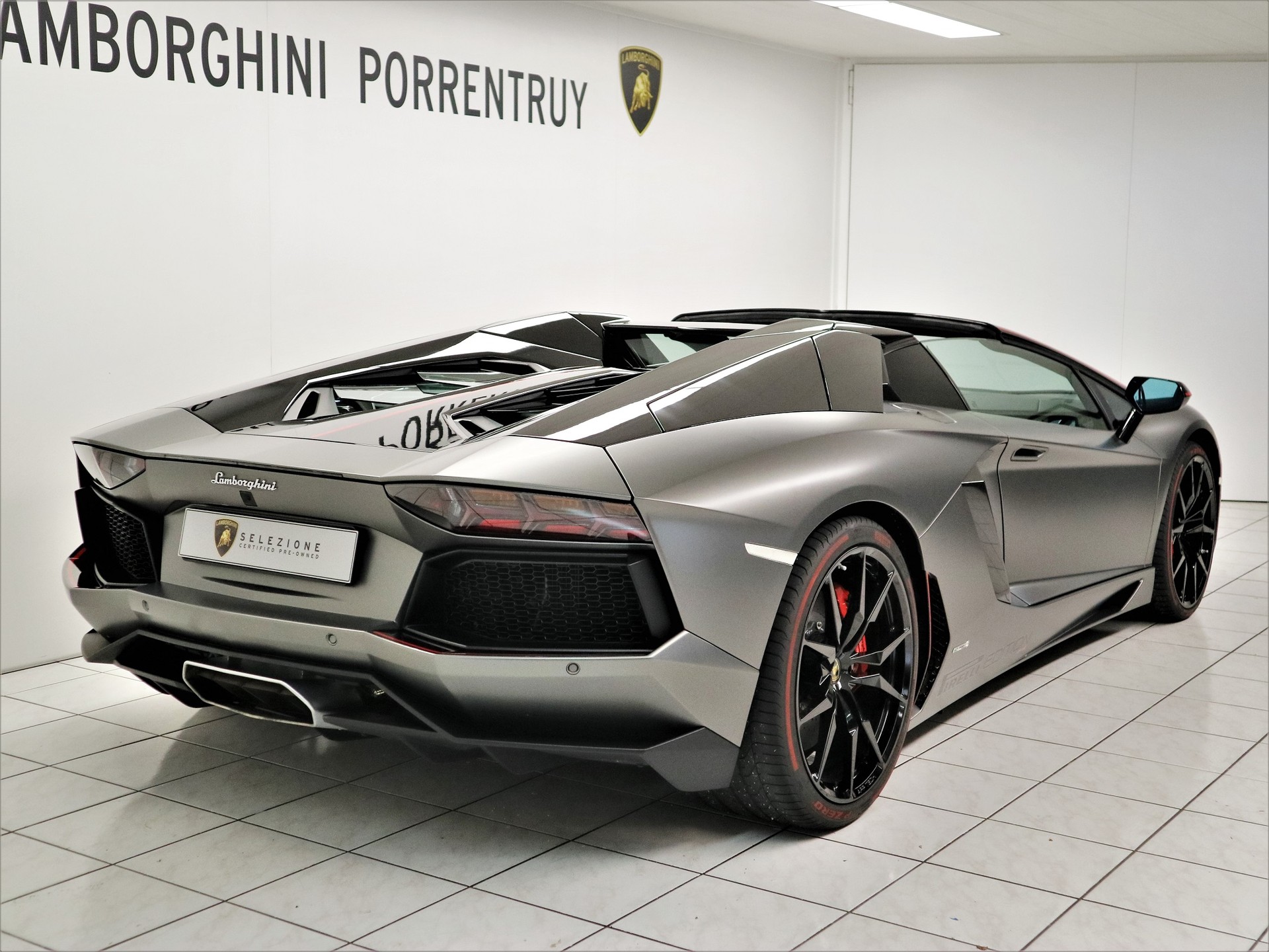 LAMBORGHINI Aventador LP700-4 Roadster Pirelli-image-2