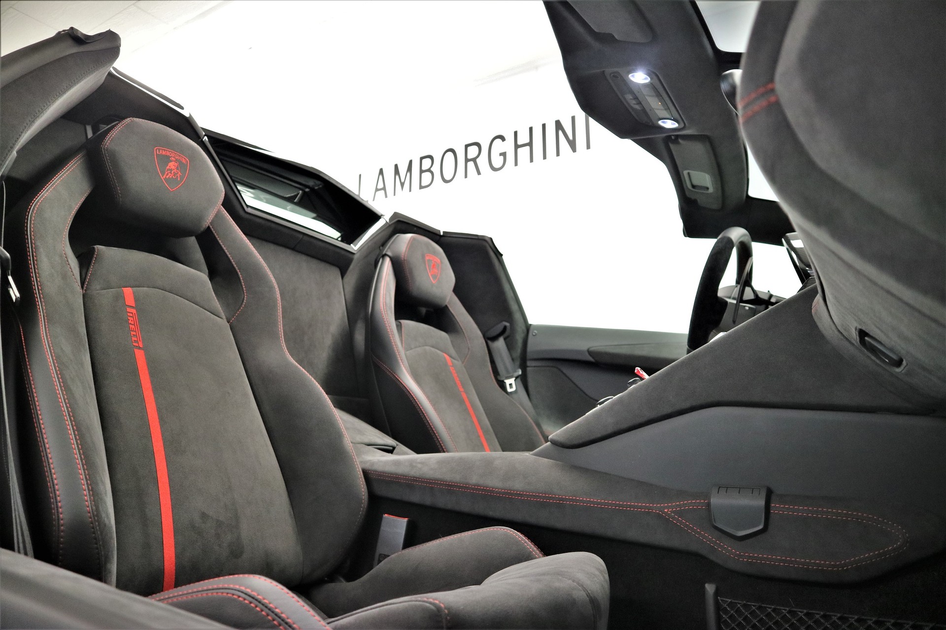 LAMBORGHINI Aventador LP700-4 Roadster Pirelli-image-7
