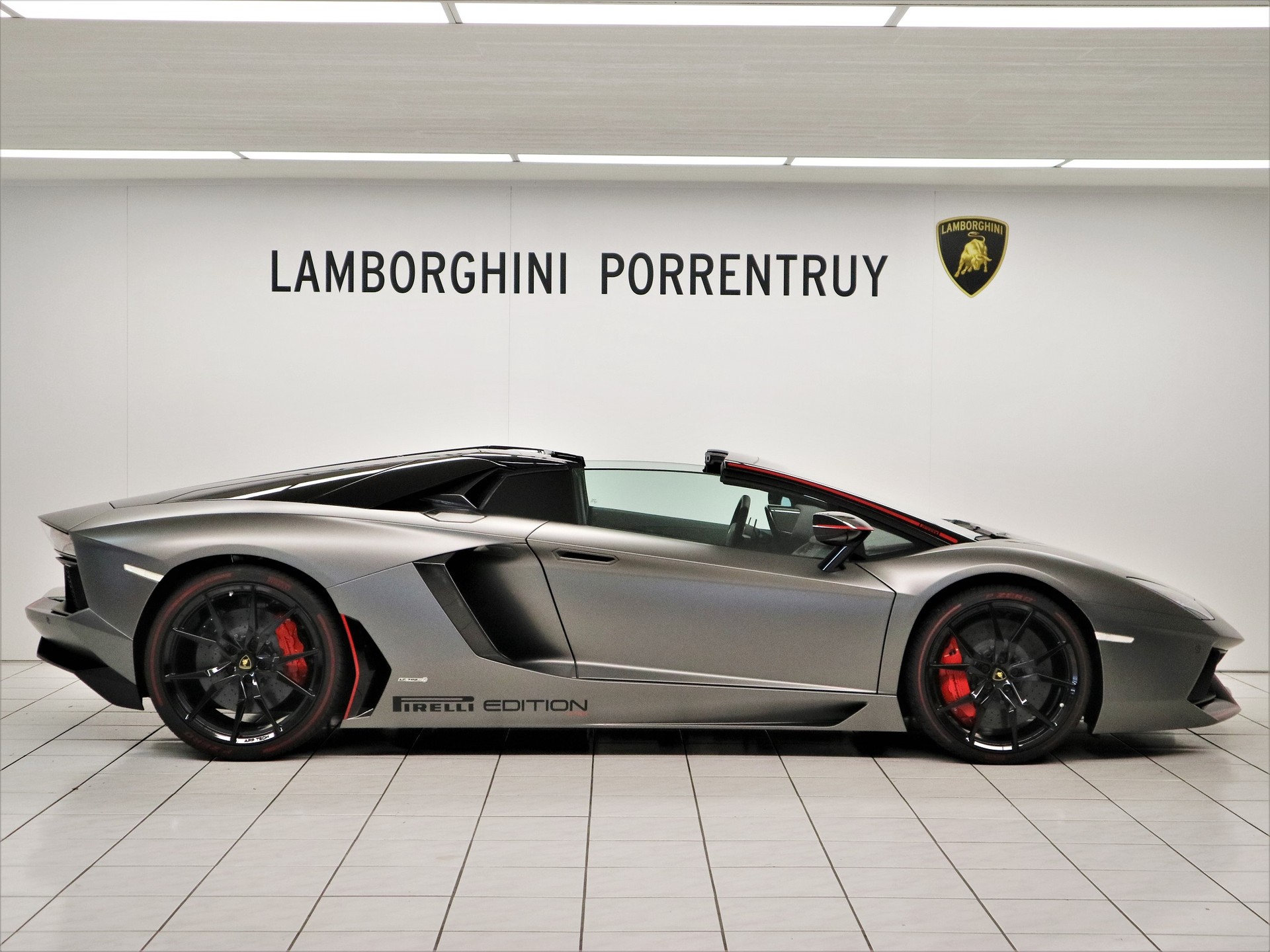 LAMBORGHINI Aventador LP700-4 Roadster Pirelli-image-1