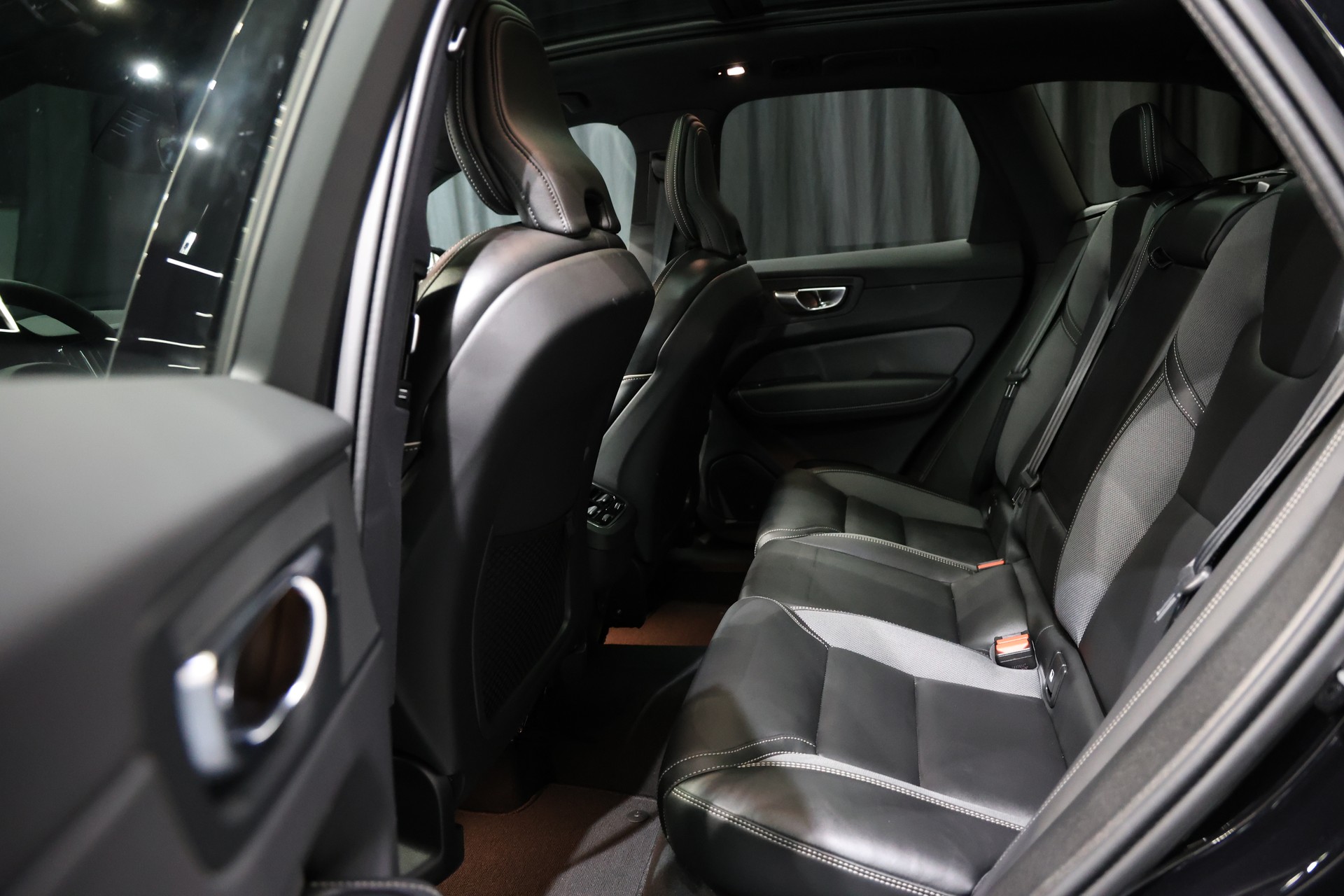 VOLVO XC60 B5 Benzin Mild Hybrid AWD Ultra Dark Geartronic-image-9