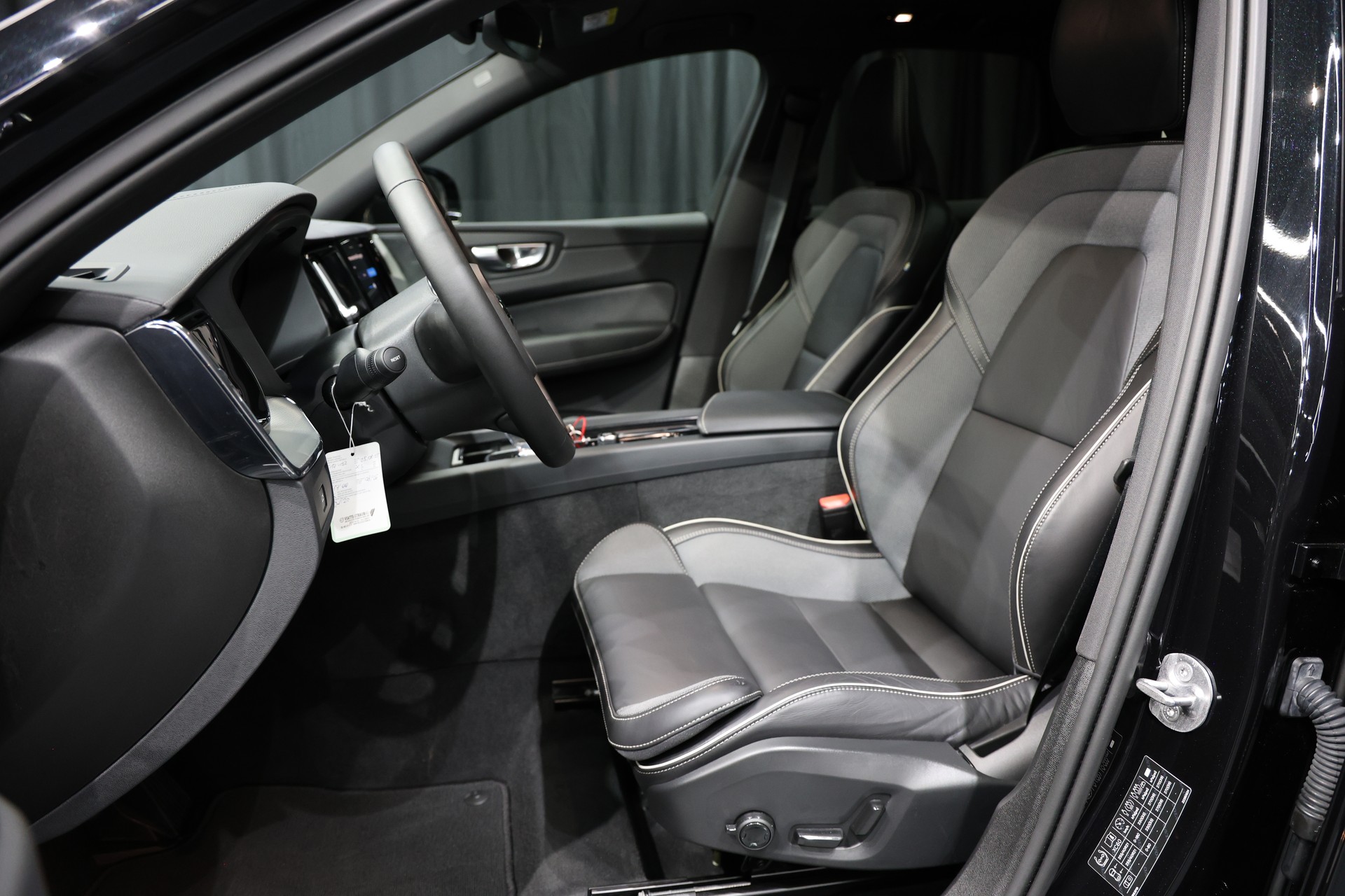 VOLVO XC60 B5 Benzin Mild Hybrid AWD Ultra Dark Geartronic-image-7