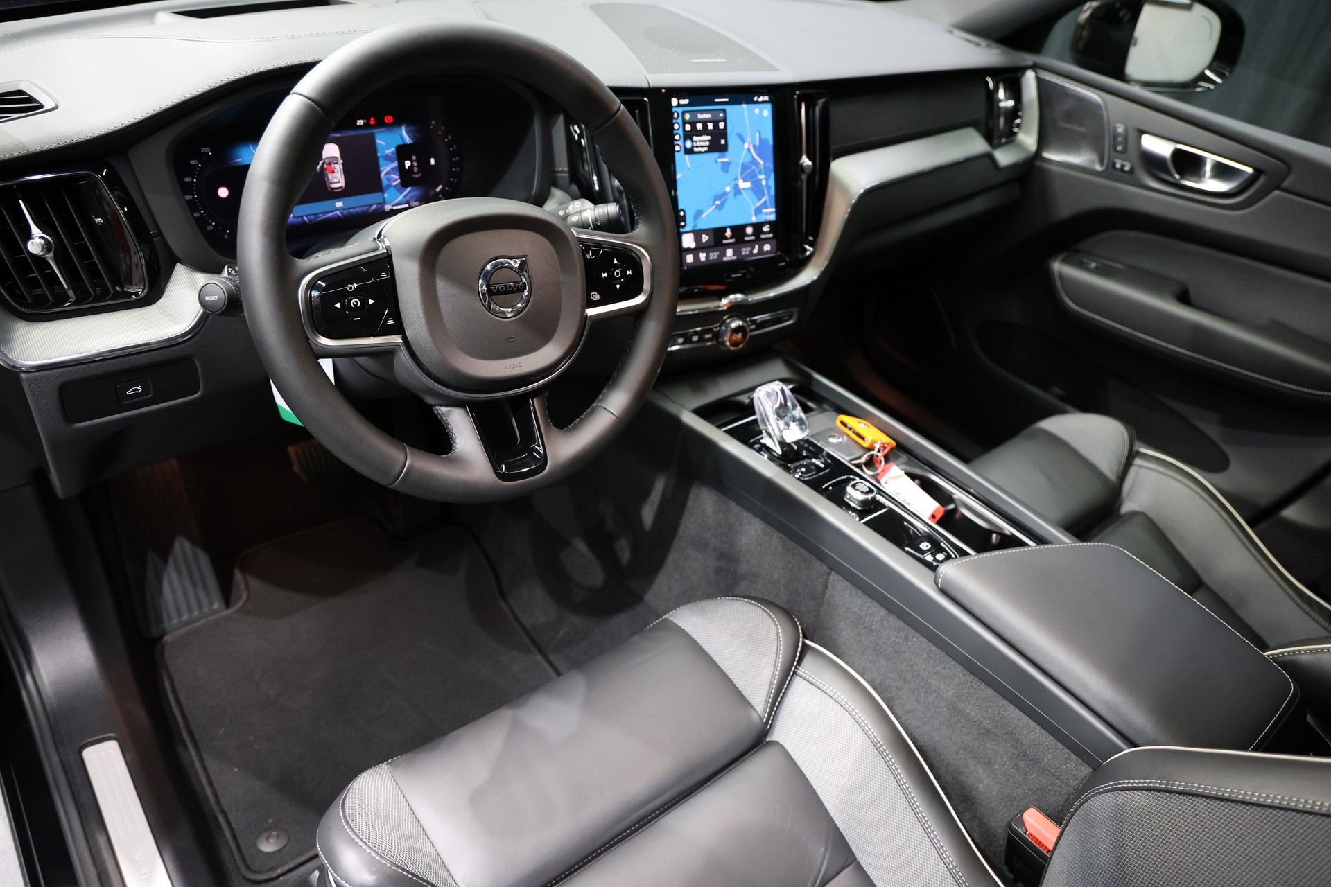 VOLVO XC60 B5 Benzin Mild Hybrid AWD Ultra Dark Geartronic-image-8