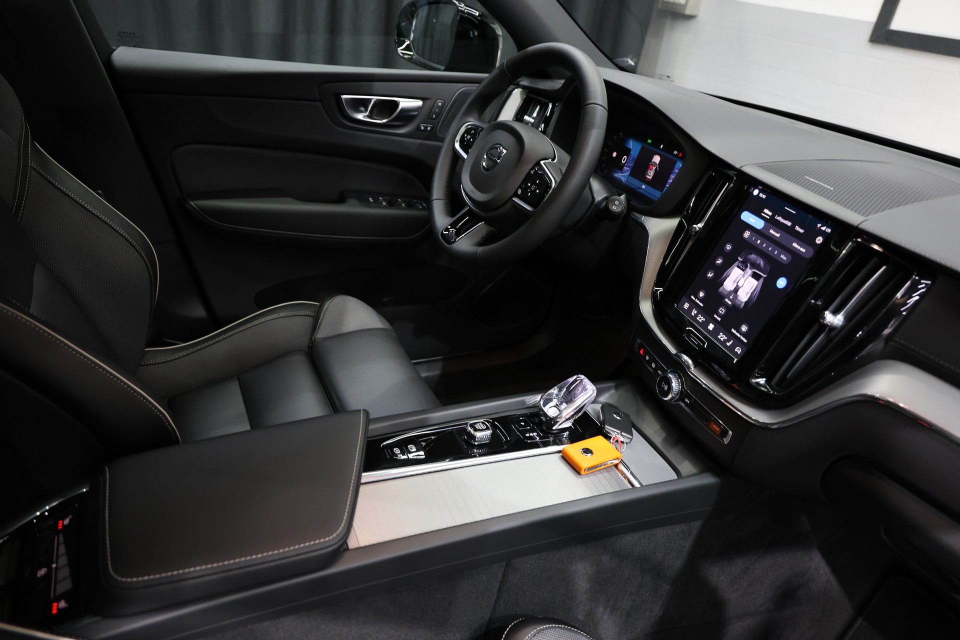 VOLVO XC60 B5 Benzin Mild Hybrid AWD Ultra Dark Geartronic-image-15