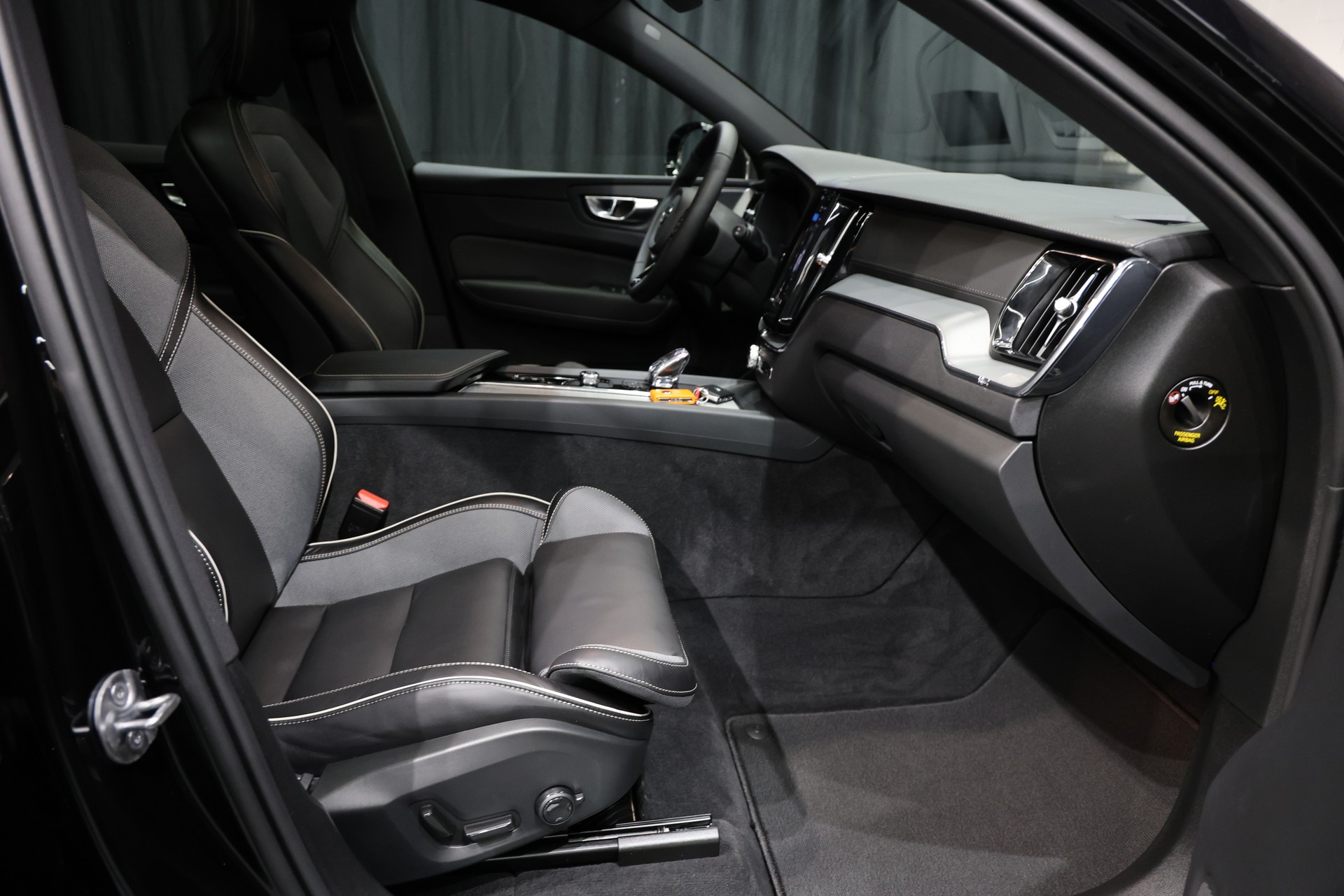VOLVO XC60 B5 Benzin Mild Hybrid AWD Ultra Dark Geartronic-image-16