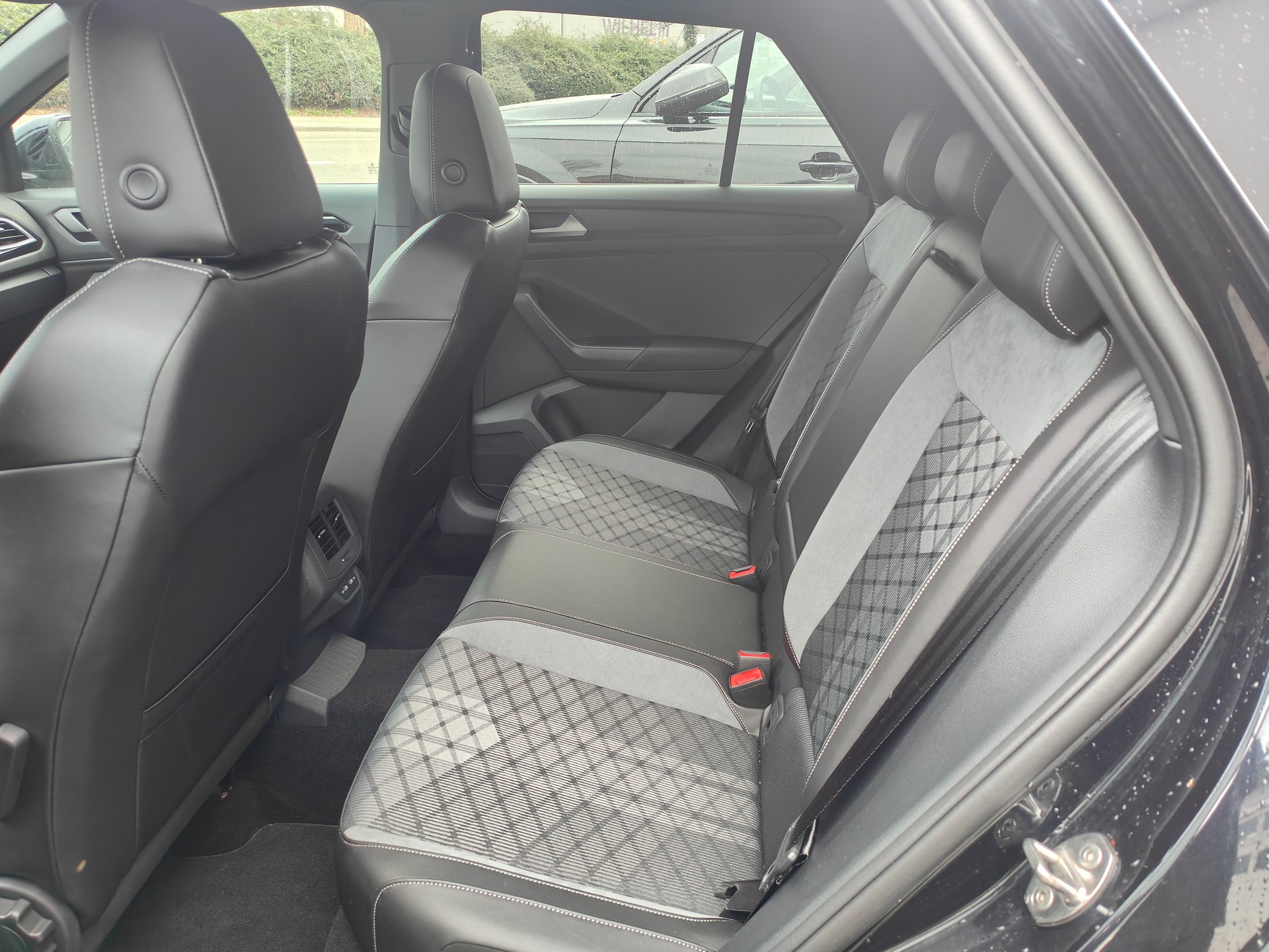VW T-Roc 2.0 TSI R-Line DSG 4Motion-image-12