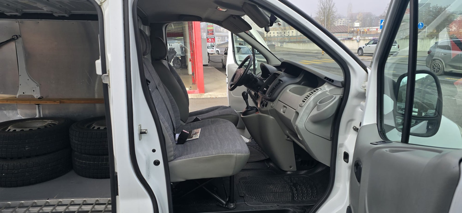 RENAULT Trafic 2.5 dCi 2.9t L1H1-image-8
