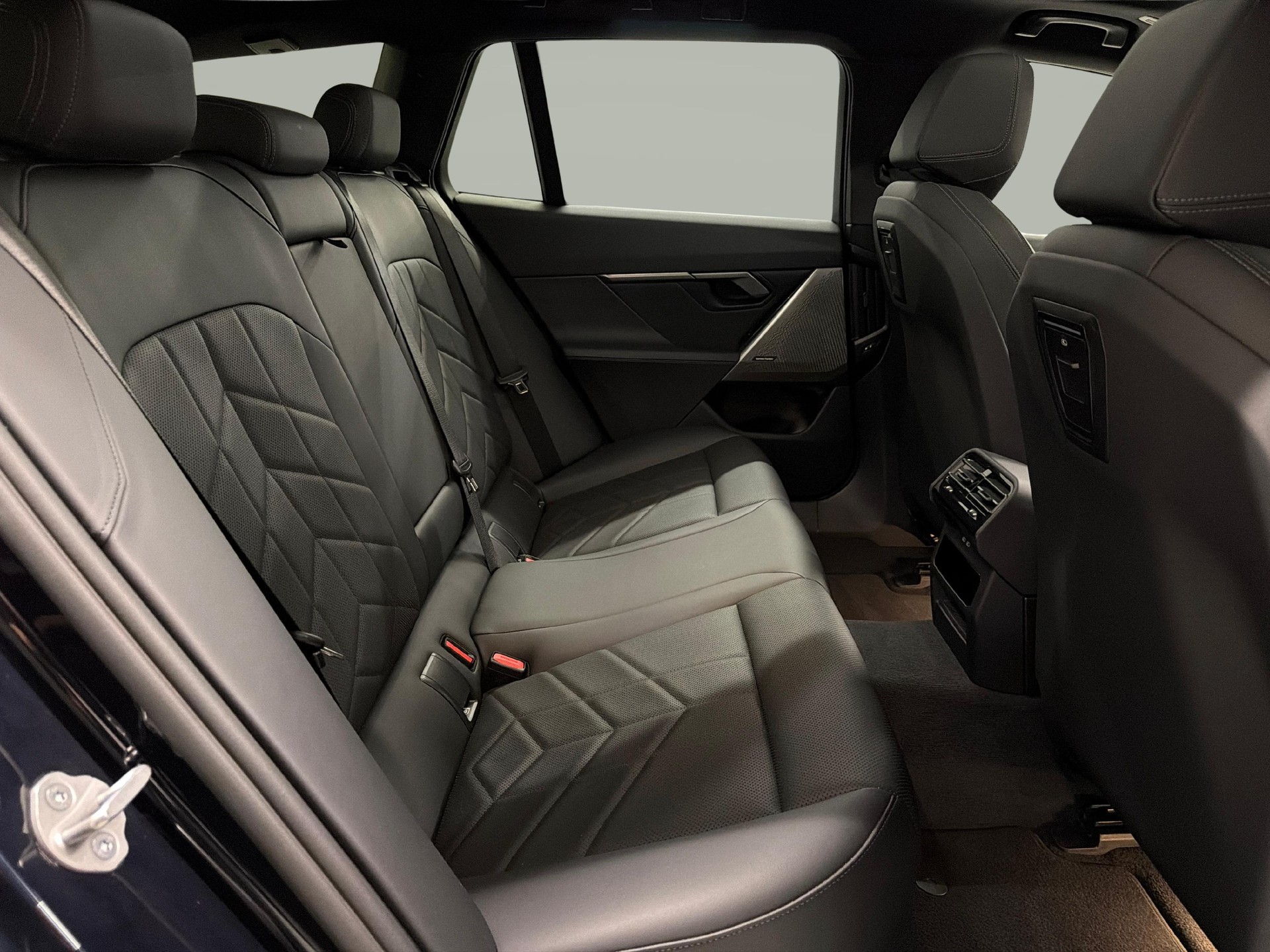 BMW 520d xDrive Touring-image-16