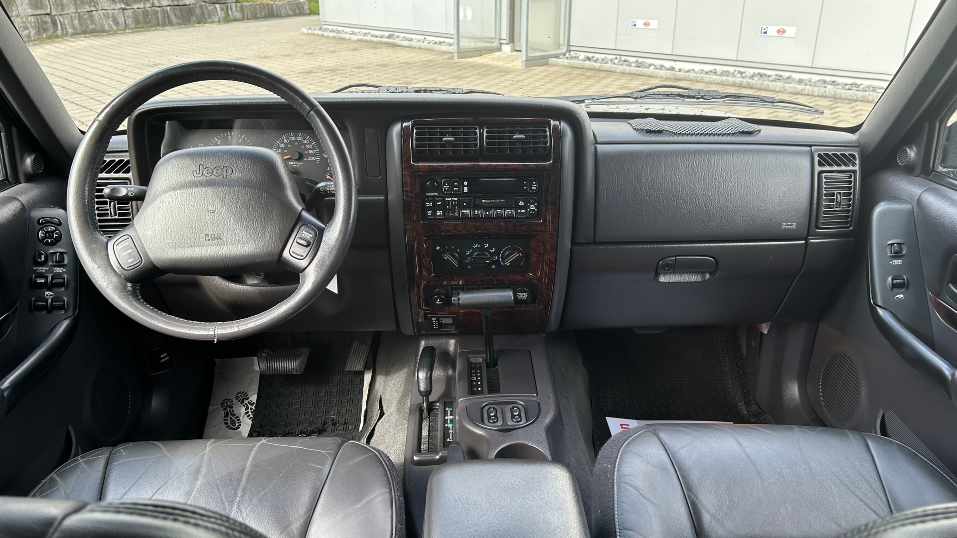 JEEP Cherokee 4.0 Limited Freedom-image-4