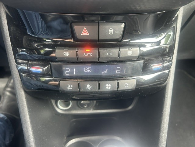PEUGEOT 2008 1.6 VTI Allure Automatic-image-8