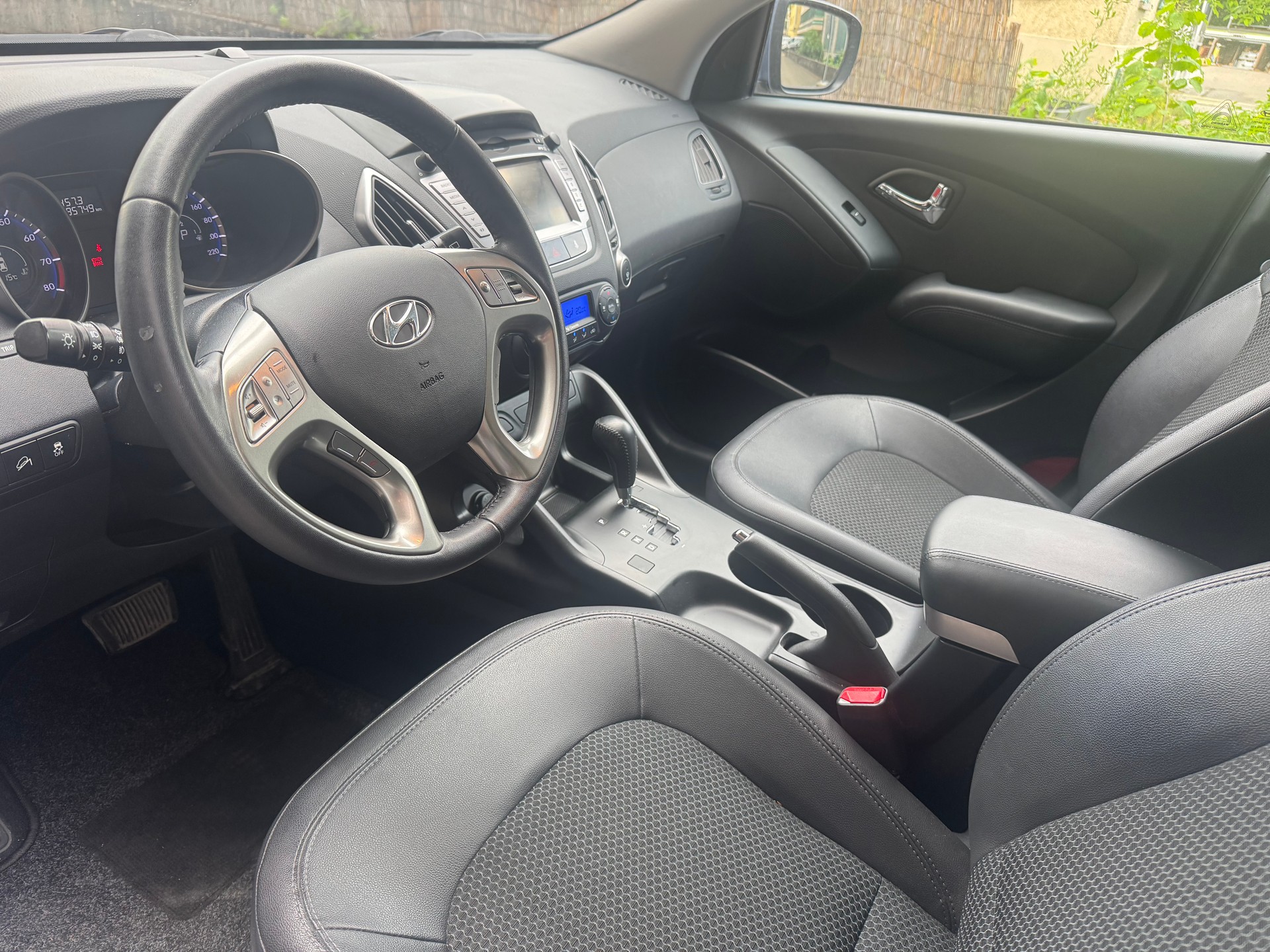HYUNDAI iX 35 2.0 Premium 4WD Automatic-image-6