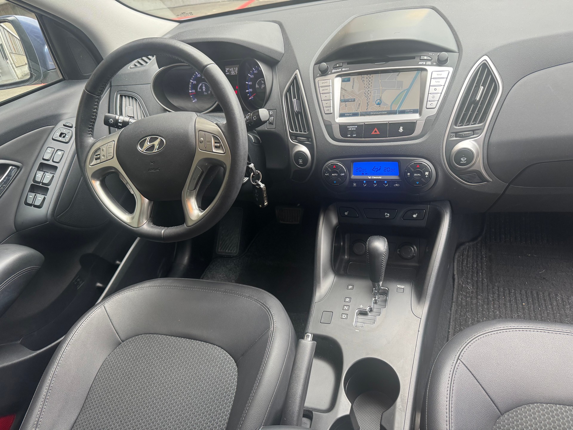 HYUNDAI iX 35 2.0 Premium 4WD Automatic-image-8