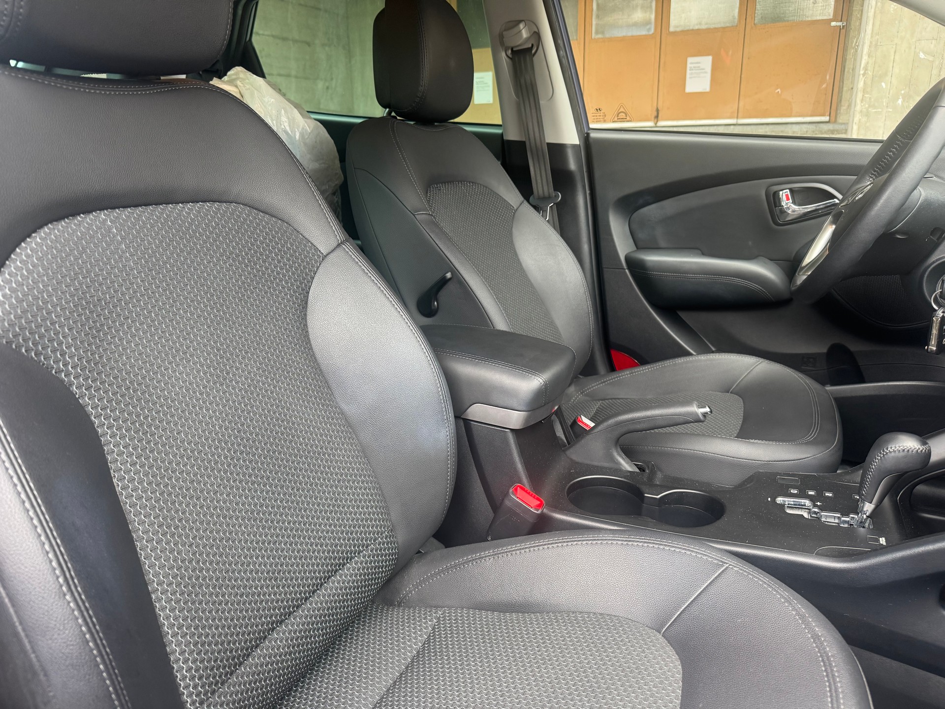 HYUNDAI iX 35 2.0 Premium 4WD Automatic-image-10