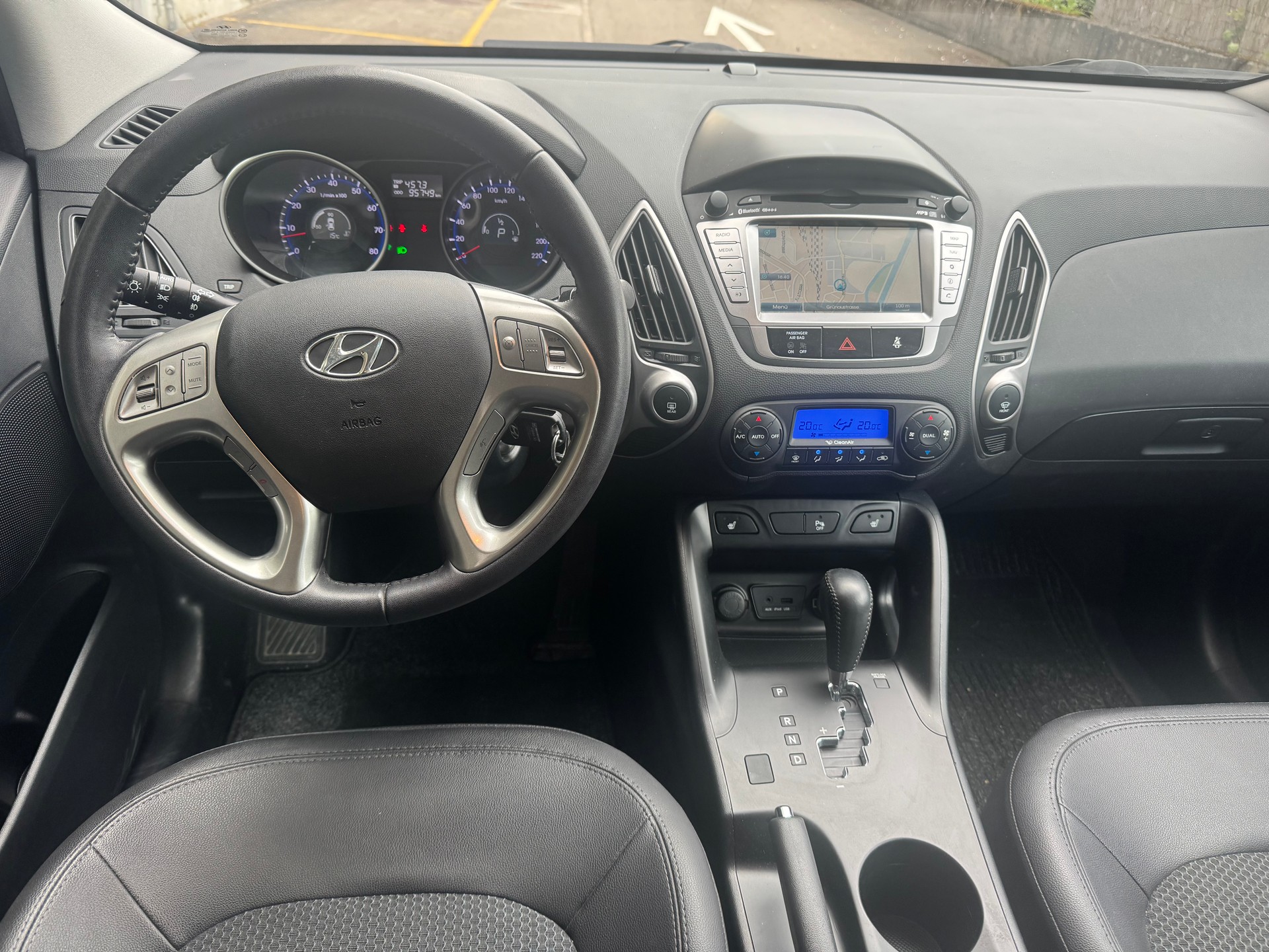 HYUNDAI iX 35 2.0 Premium 4WD Automatic-image-5