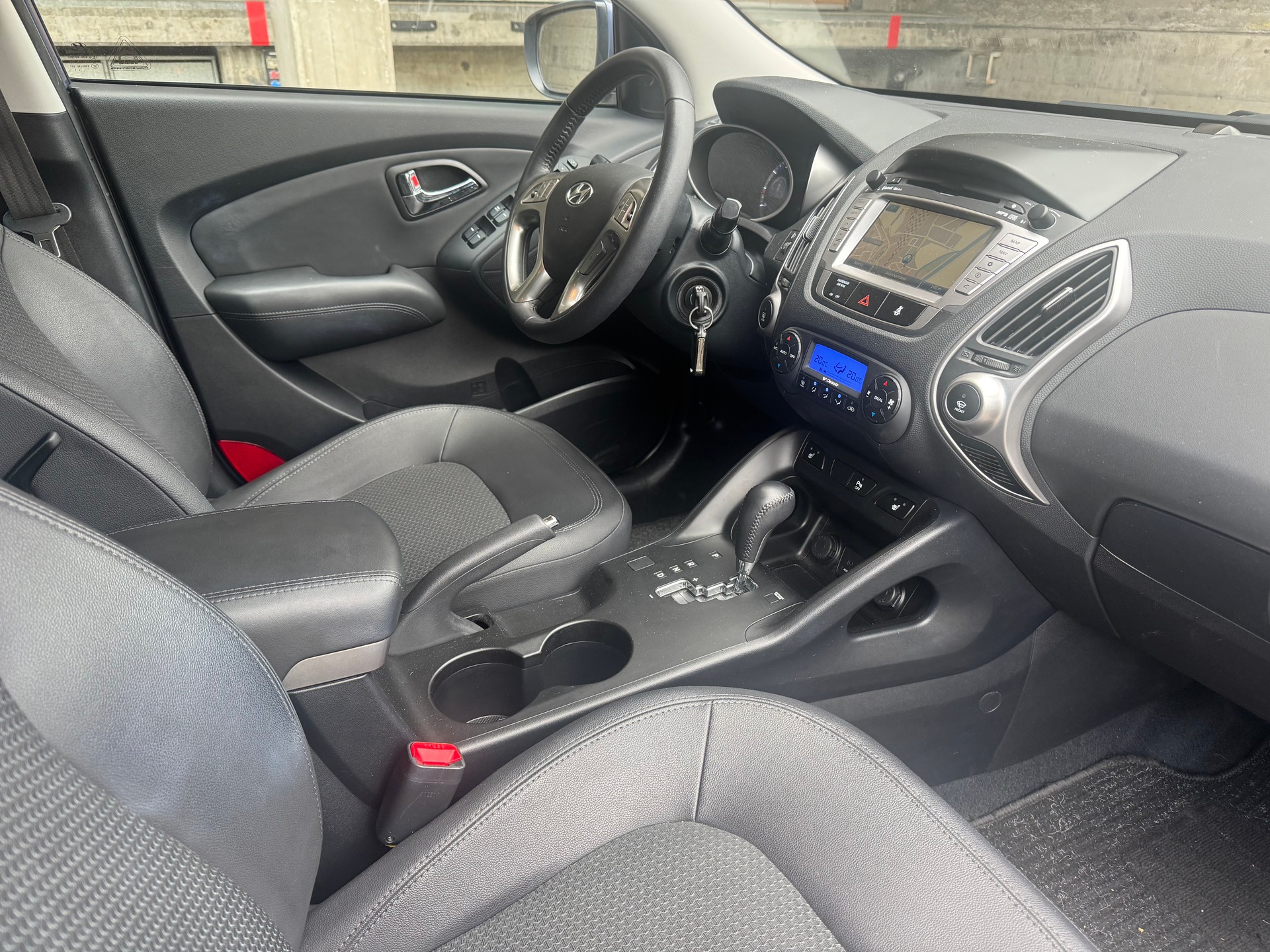 HYUNDAI iX 35 2.0 Premium 4WD Automatic-image-7