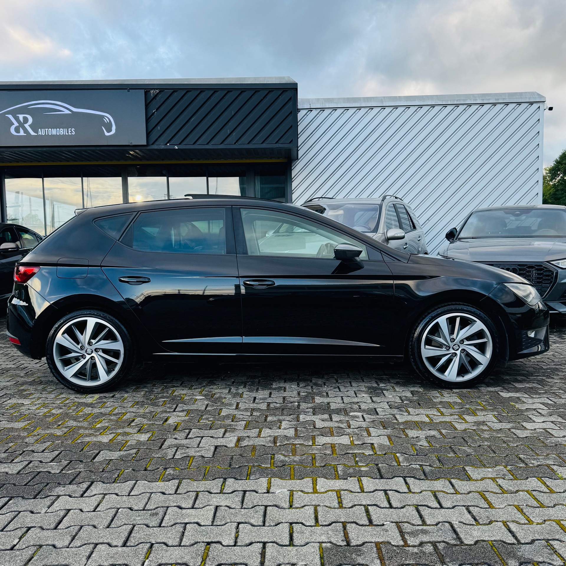 SEAT Leon 2.0 TDI FR Line-showroom-element-1
