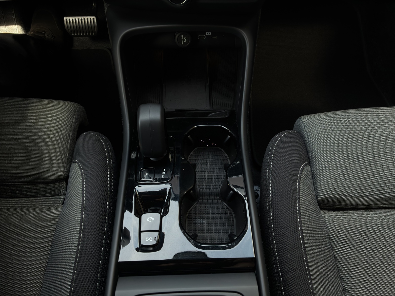 VOLVO XC40 2.0 B3 MH Plus Dark-image-16