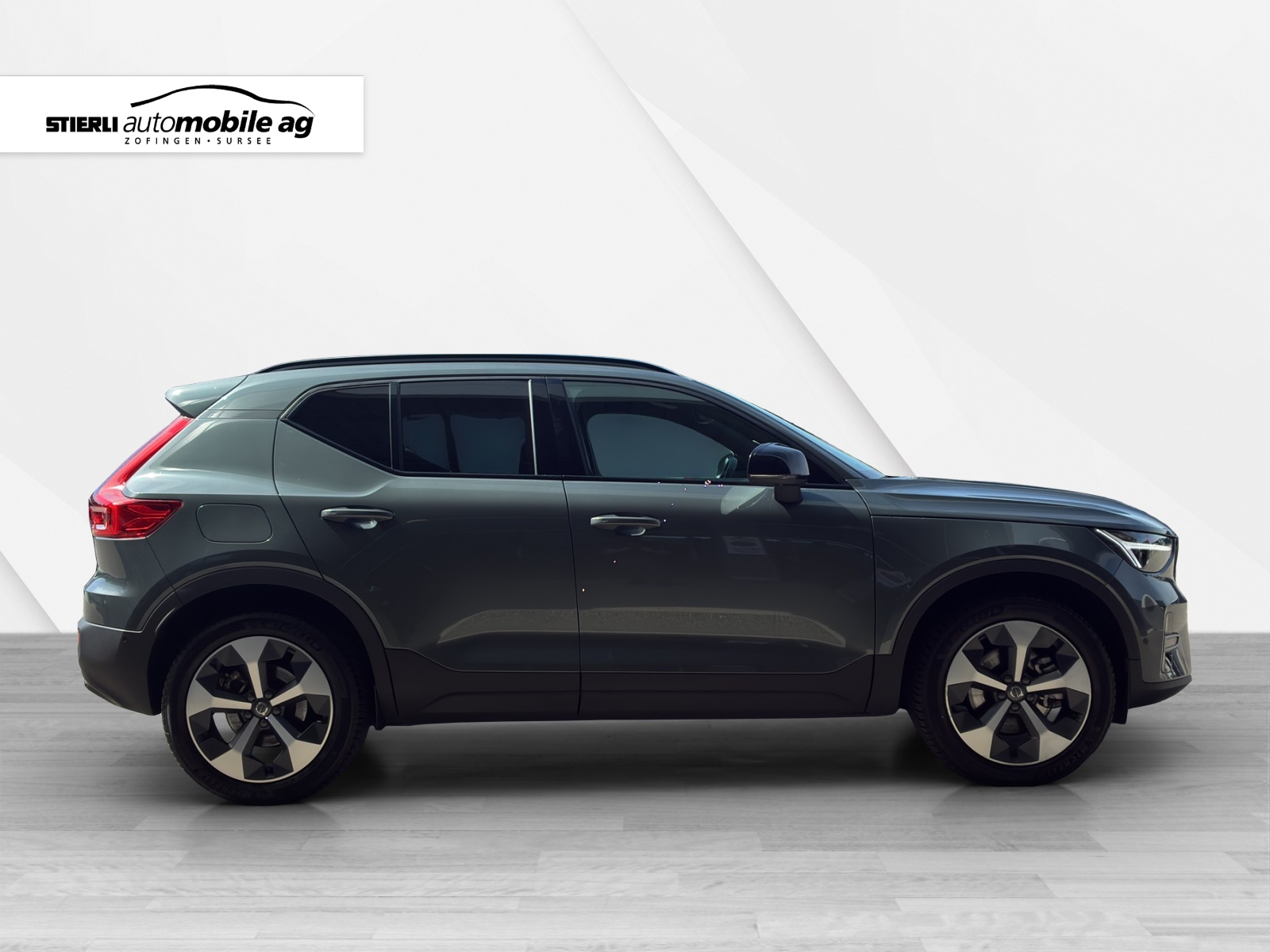 VOLVO XC40 2.0 B3 MH Plus Dark-showroom-element-3