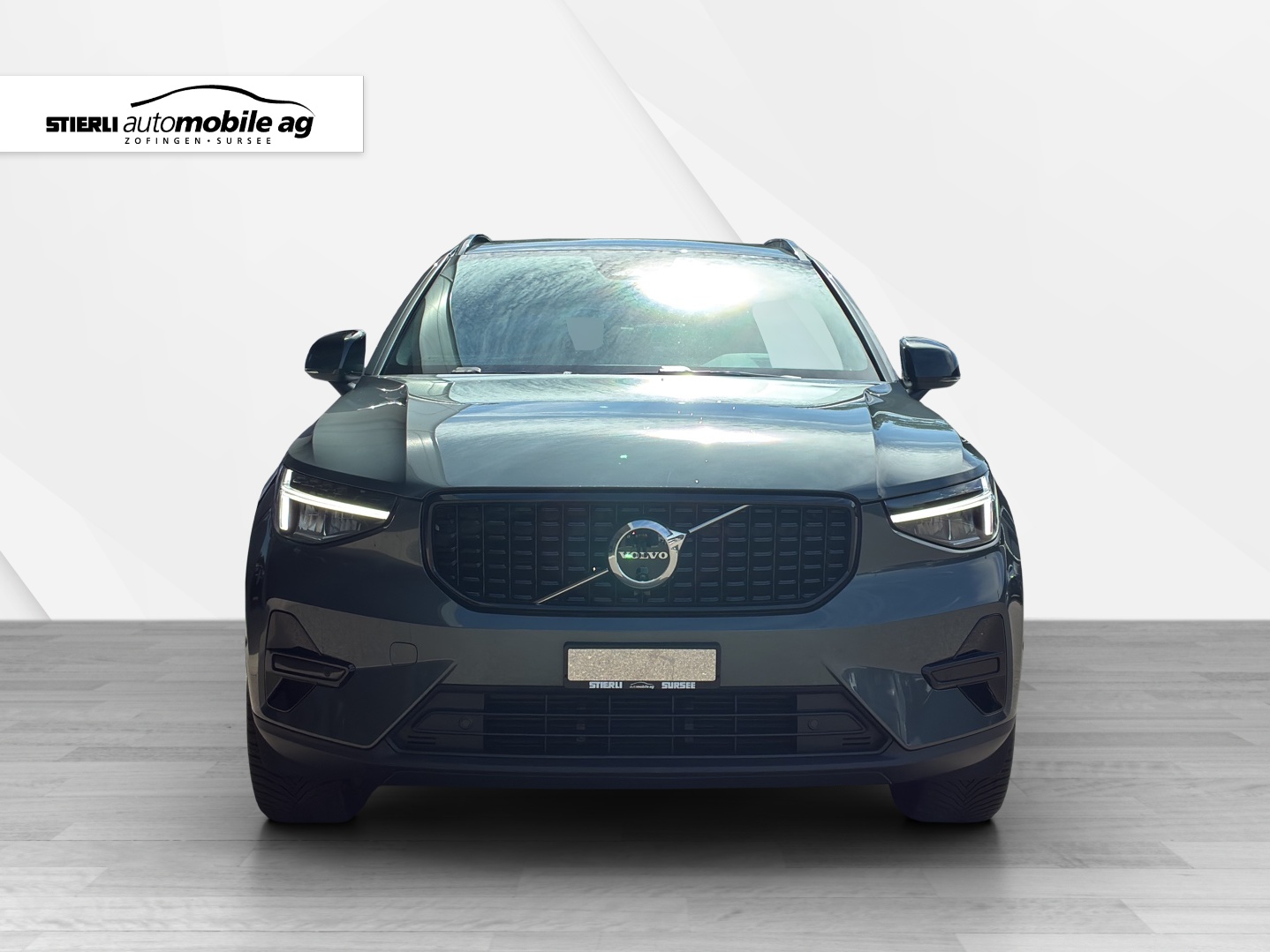 VOLVO XC40 2.0 B3 MH Plus Dark-showroom-element-1