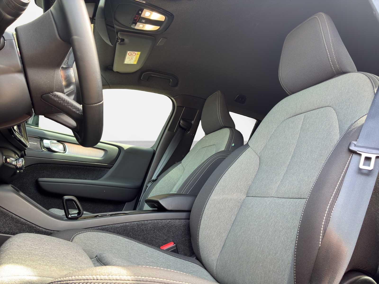 VOLVO XC40 2.0 B3 MH Plus Dark-image-9