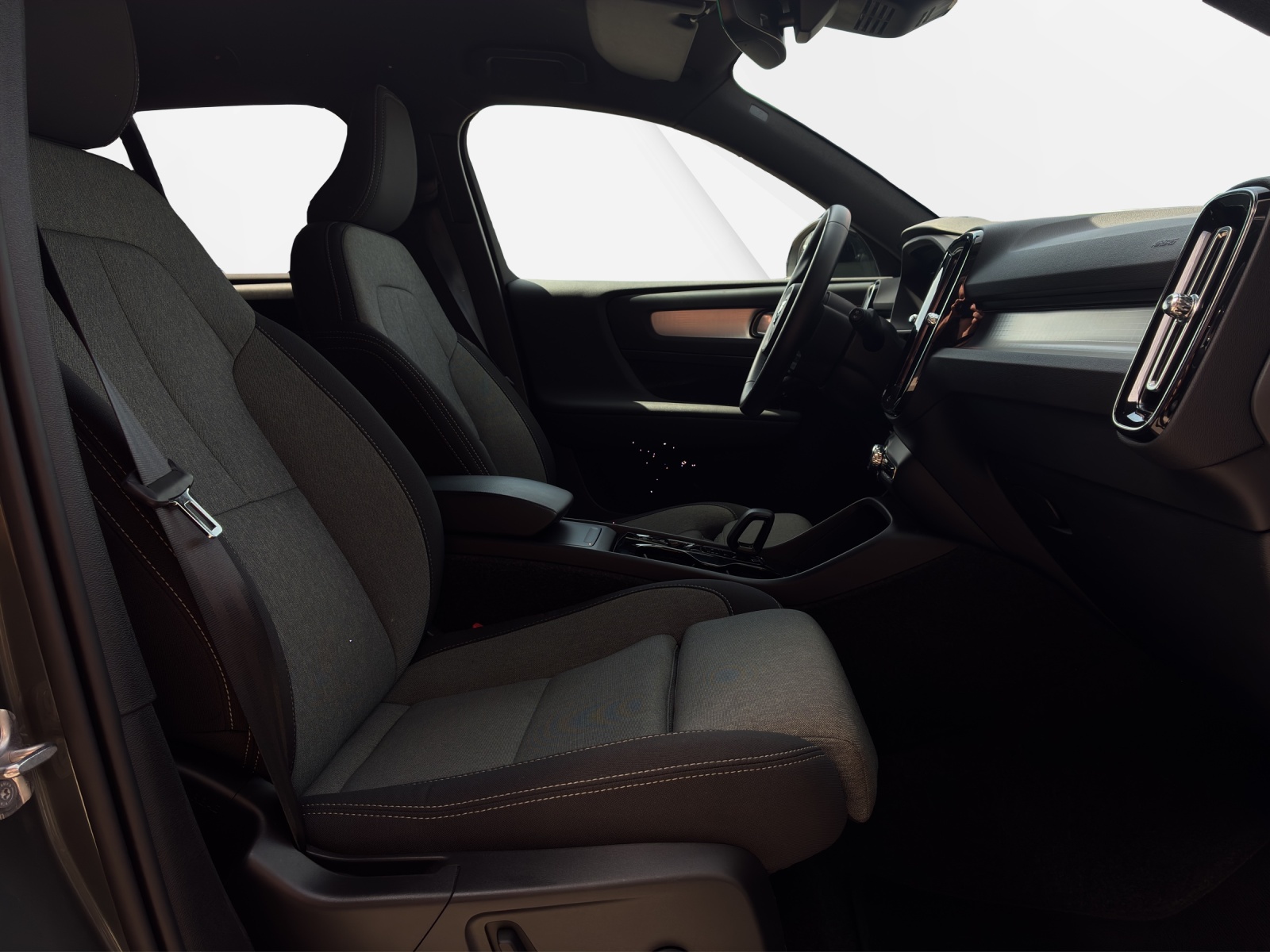 VOLVO XC40 2.0 B3 MH Plus Dark-image-17