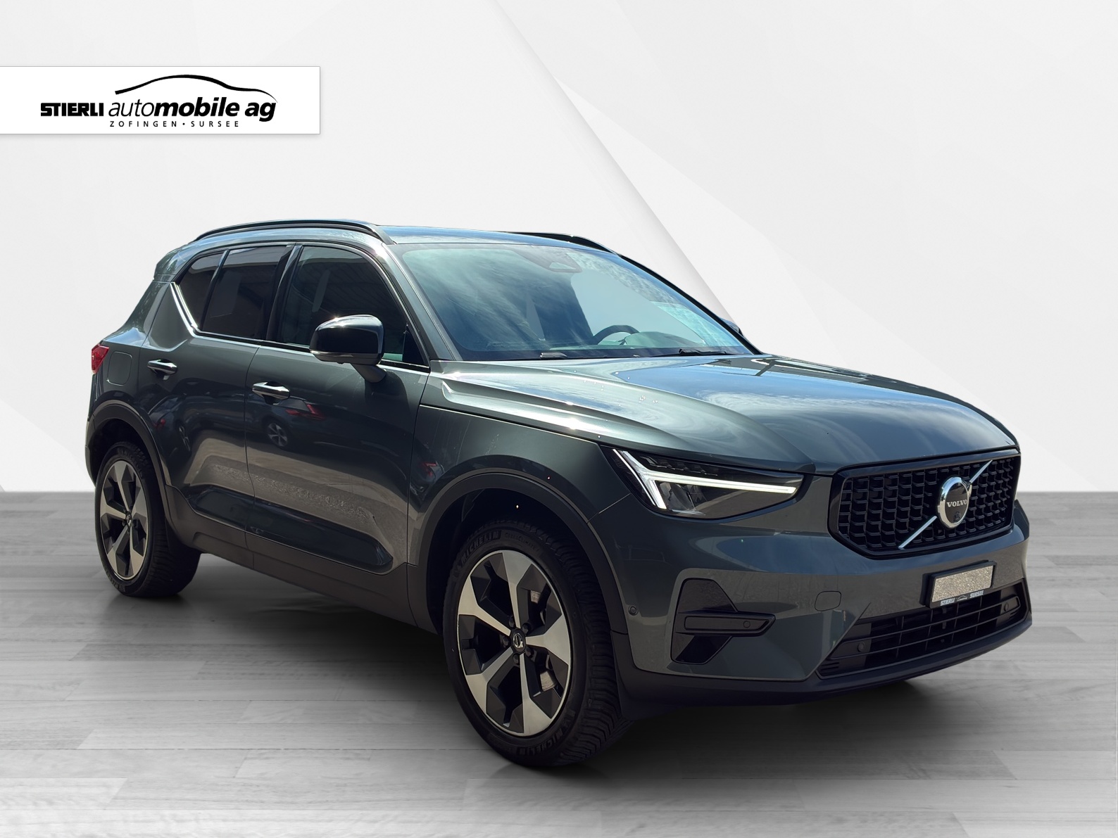 VOLVO XC40 2.0 B3 MH Plus Dark-showroom-element-2