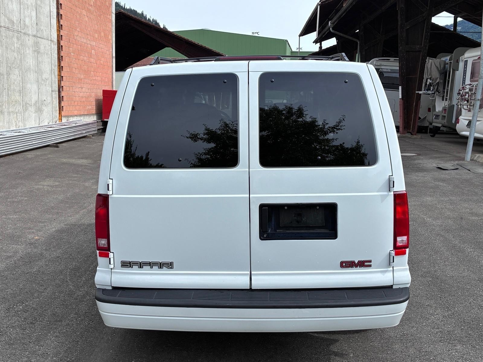 GMC Safari 2000-image-1