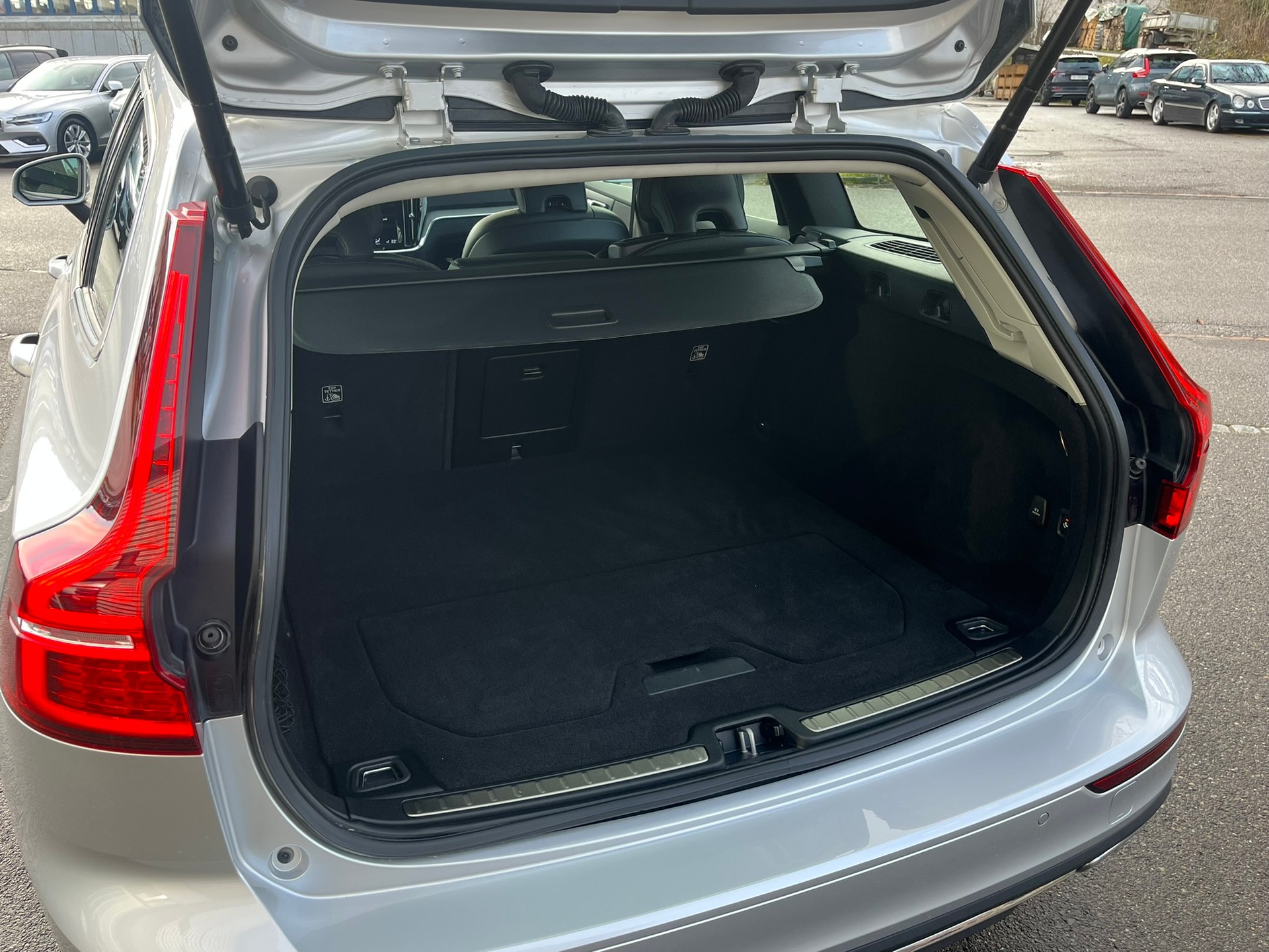 VOLVO V60 2.0 B4 Inscription-image-9