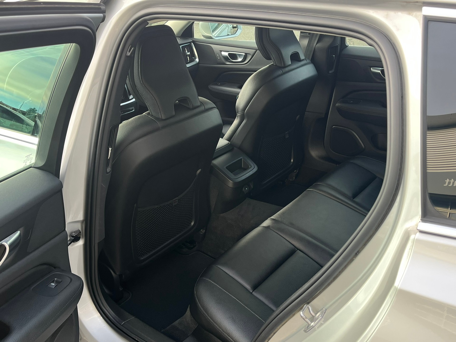VOLVO V60 2.0 B4 Inscription-image-11