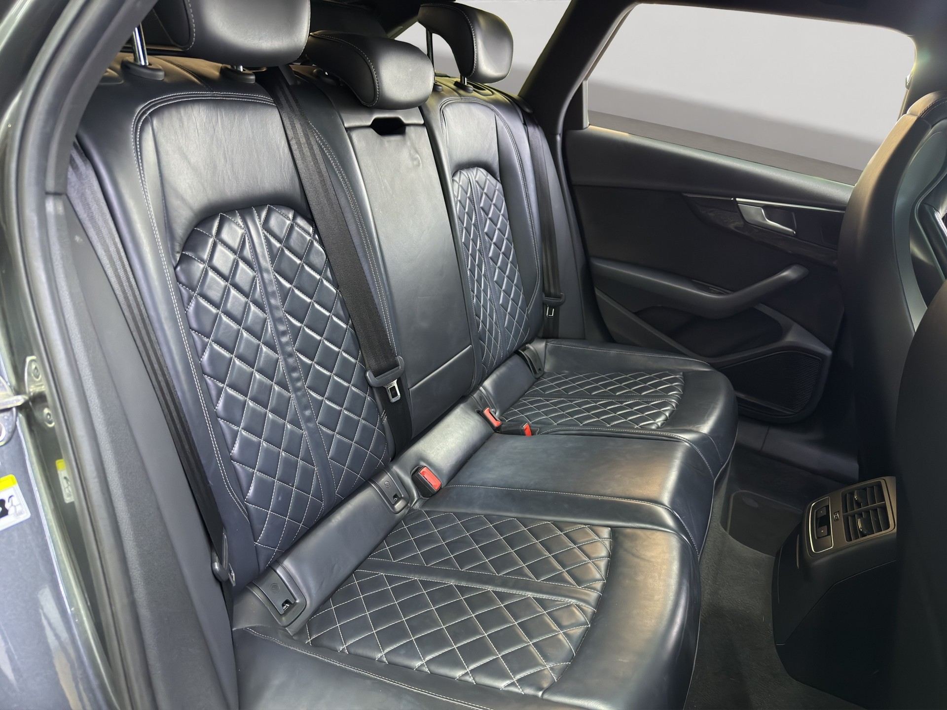 AUDI S4 Avant 3.0 TFSI quattro tiptronic-image-16