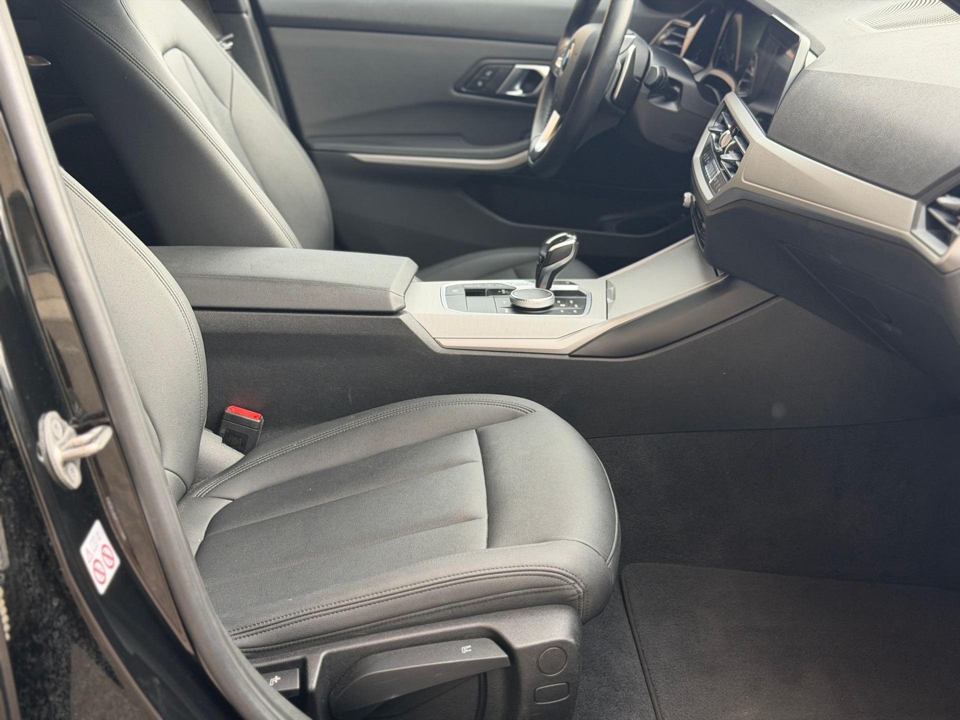BMW 320d xDrive 48V Touring Steptronic-image-29