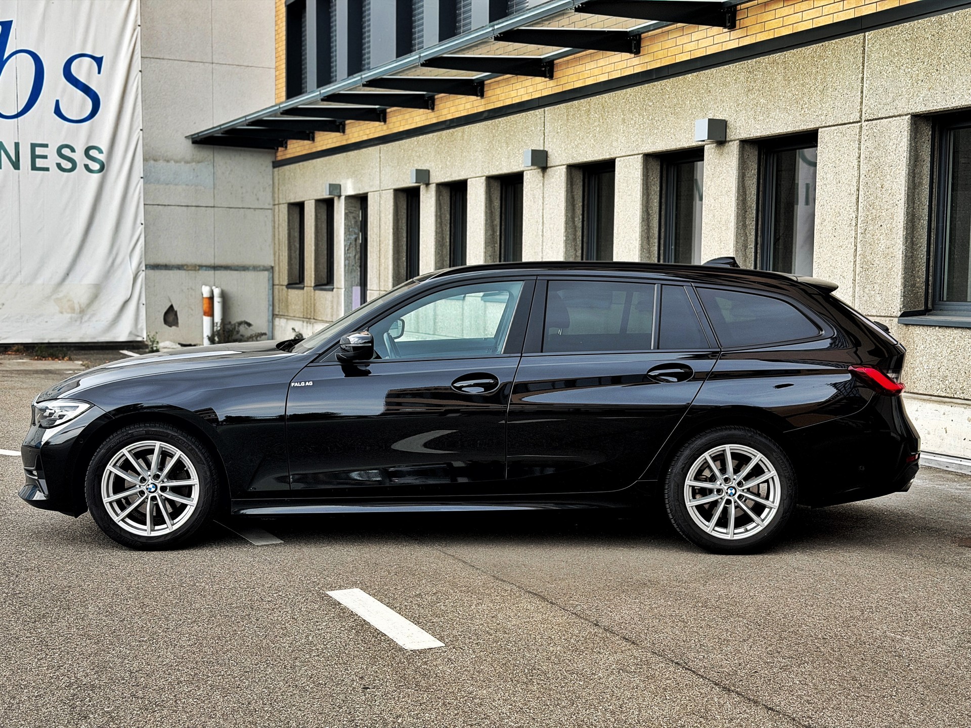 BMW 320d xDrive 48V Touring Steptronic-showroom-element-1