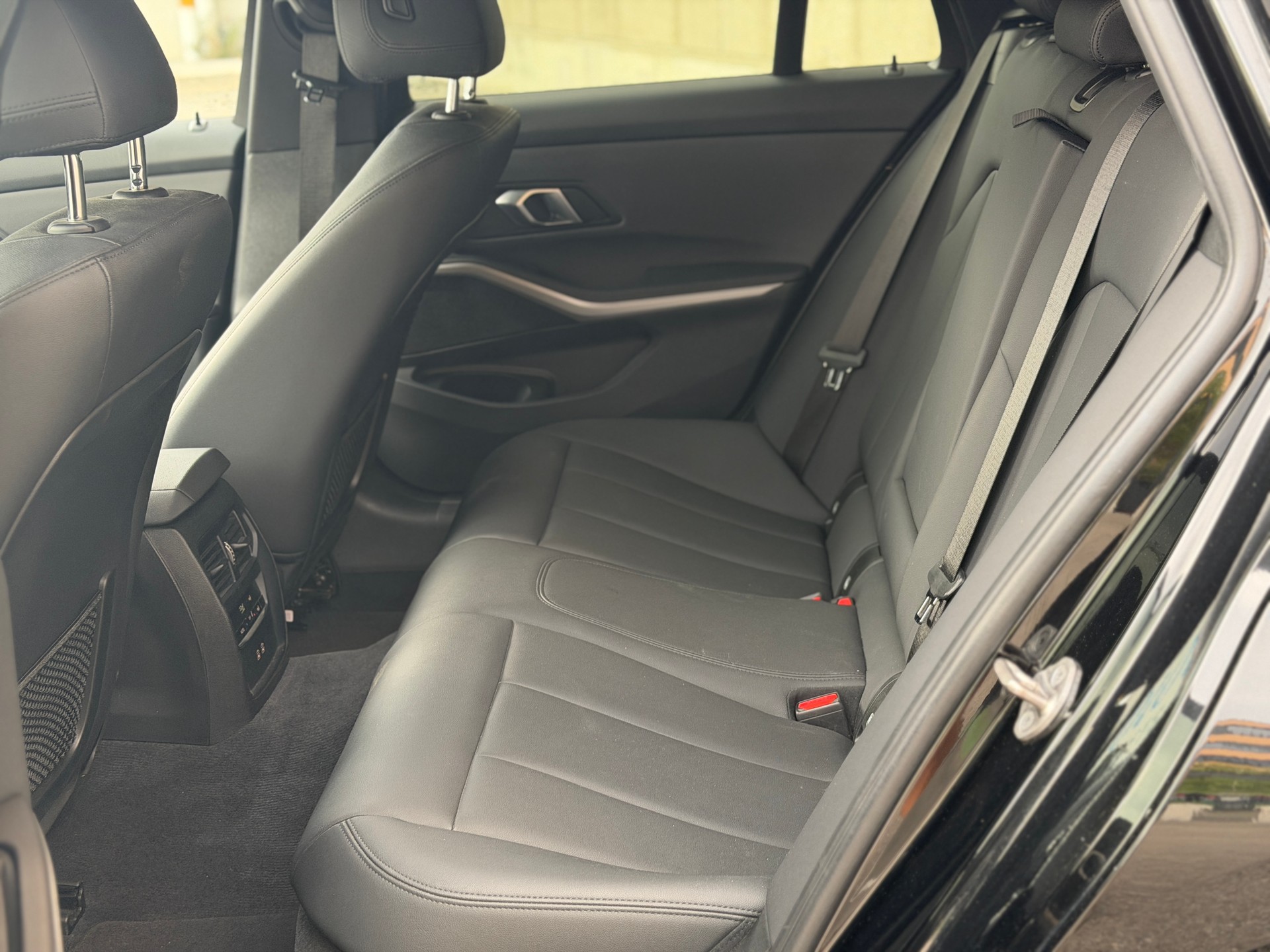 BMW 320d xDrive 48V Touring Steptronic-image-17