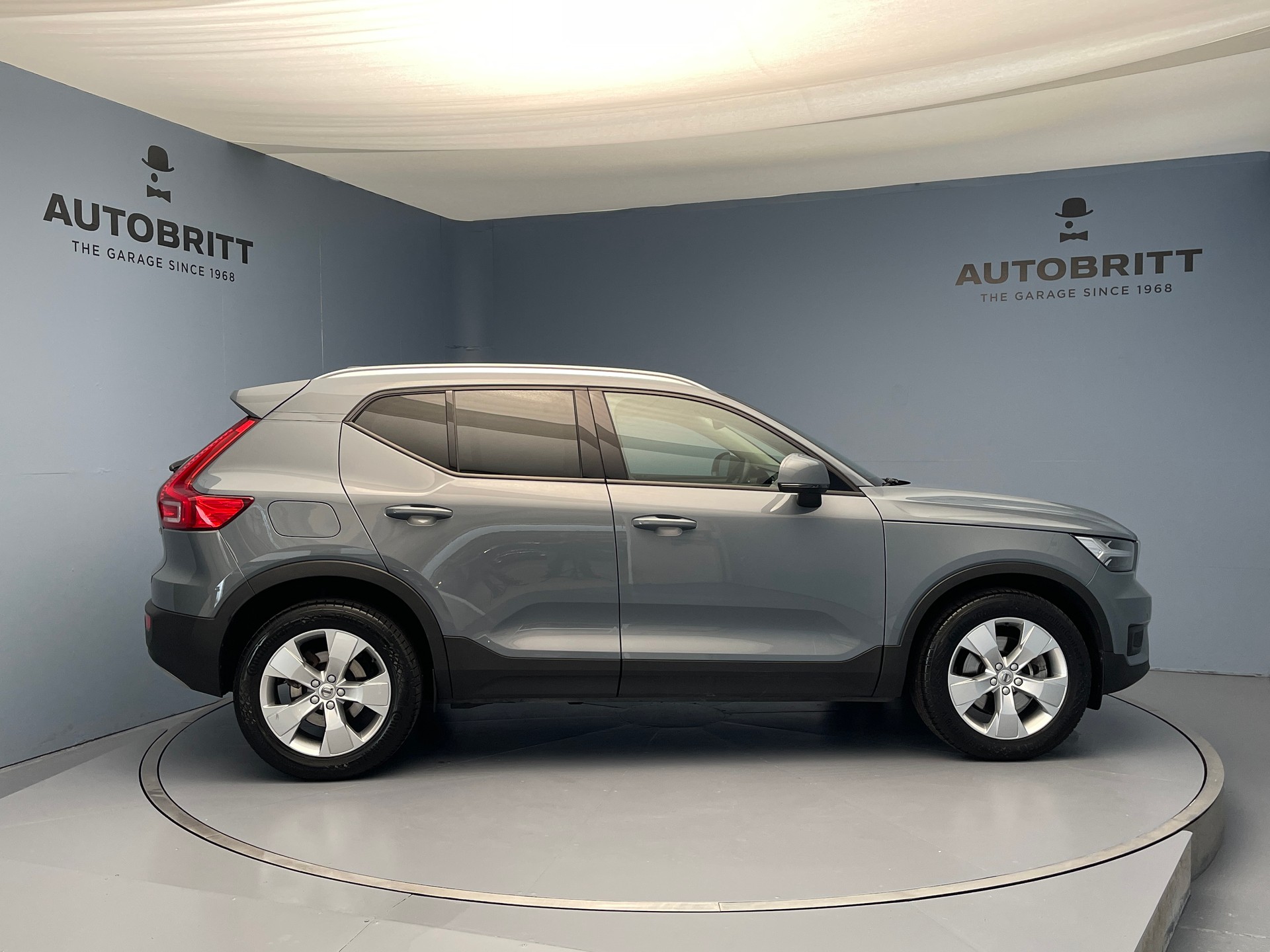 VOLVO XC40 2.0 B4 MH Momentum AWD-showroom-element-2
