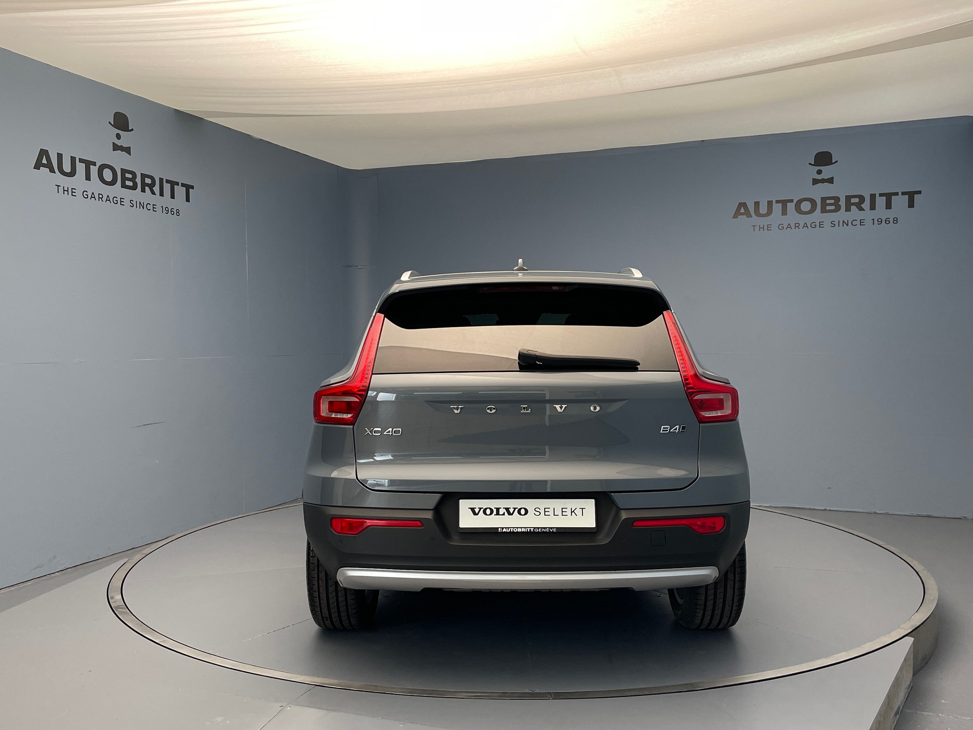 VOLVO XC40 2.0 B4 MH Momentum AWD-image-4