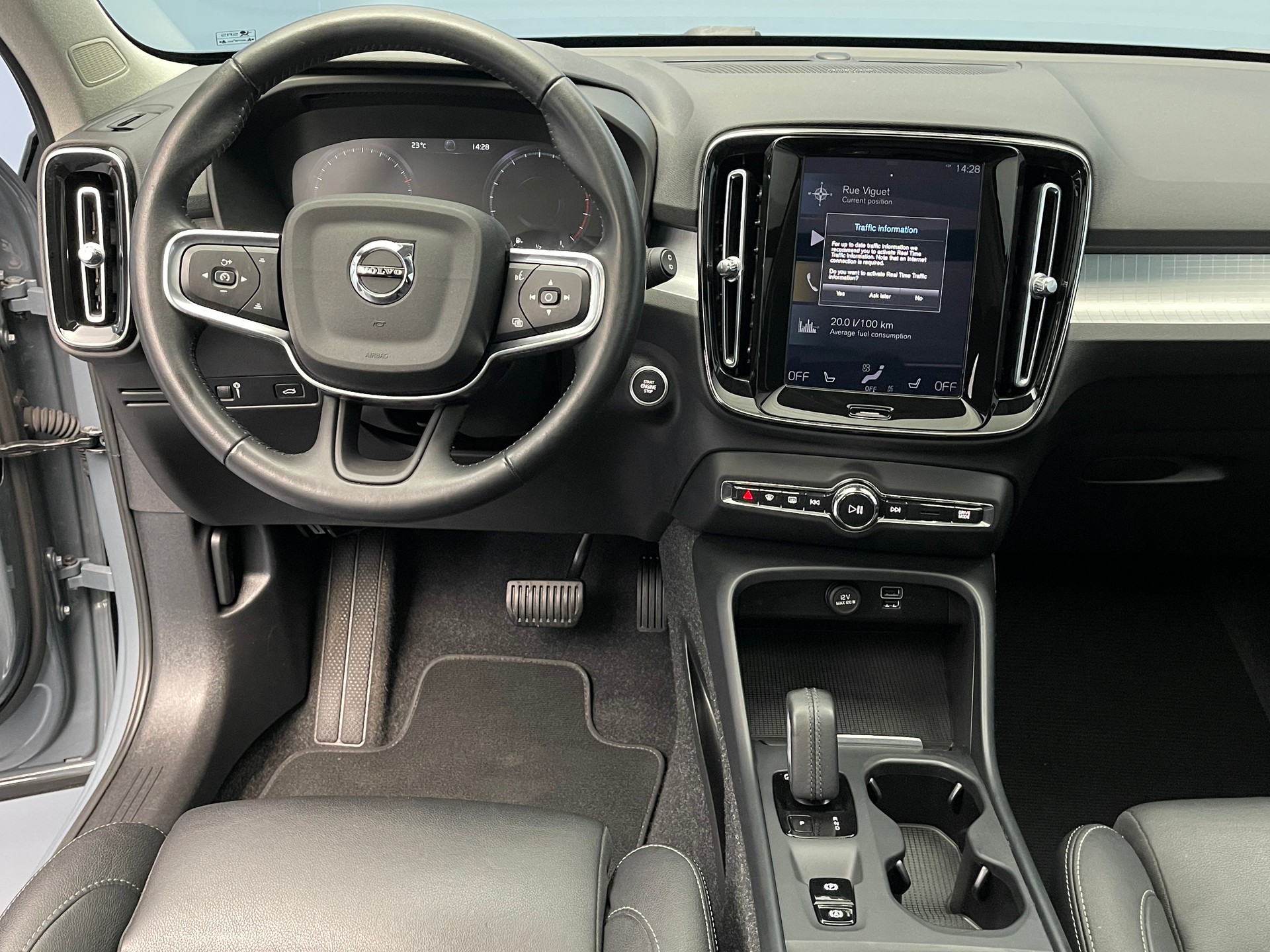 VOLVO XC40 2.0 B4 MH Momentum AWD-image-10
