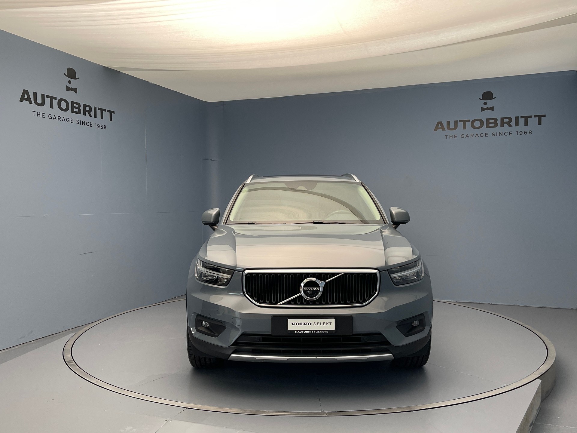 VOLVO XC40 2.0 B4 MH Momentum AWD-showroom-element-3